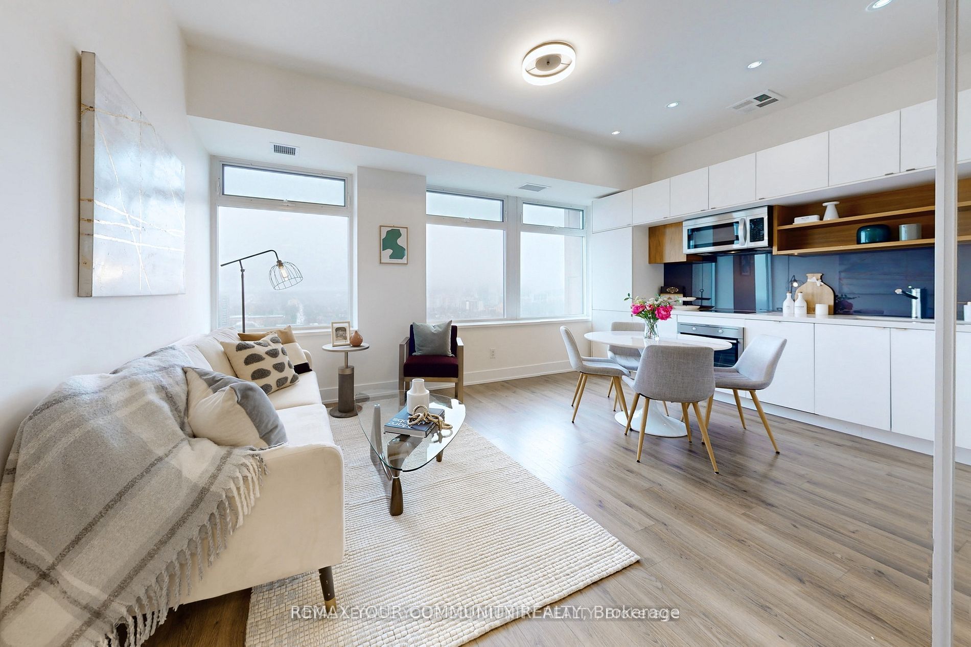 111 St Clair Avenue W 1828, Toronto, ON M4V 1N5 photo 3