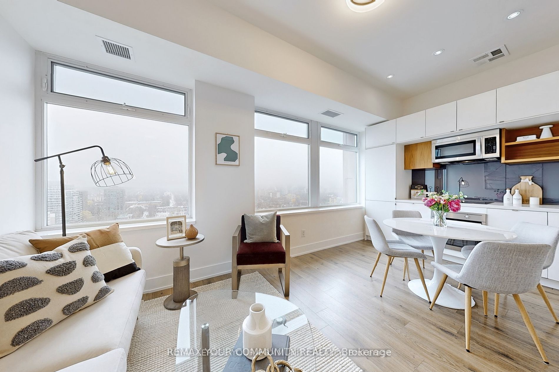111 St Clair Avenue W 1828, Toronto, ON M4V 1N5 photo 5