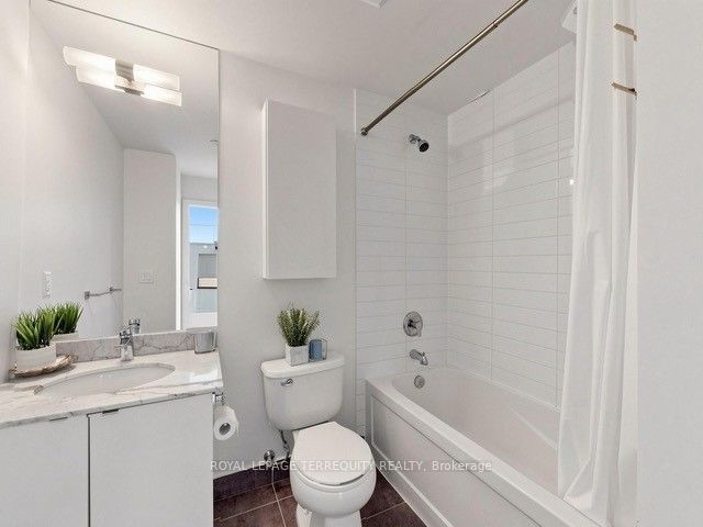150 E Liberty Street 1418, Toronto, ON M6K 3R5 photo 3