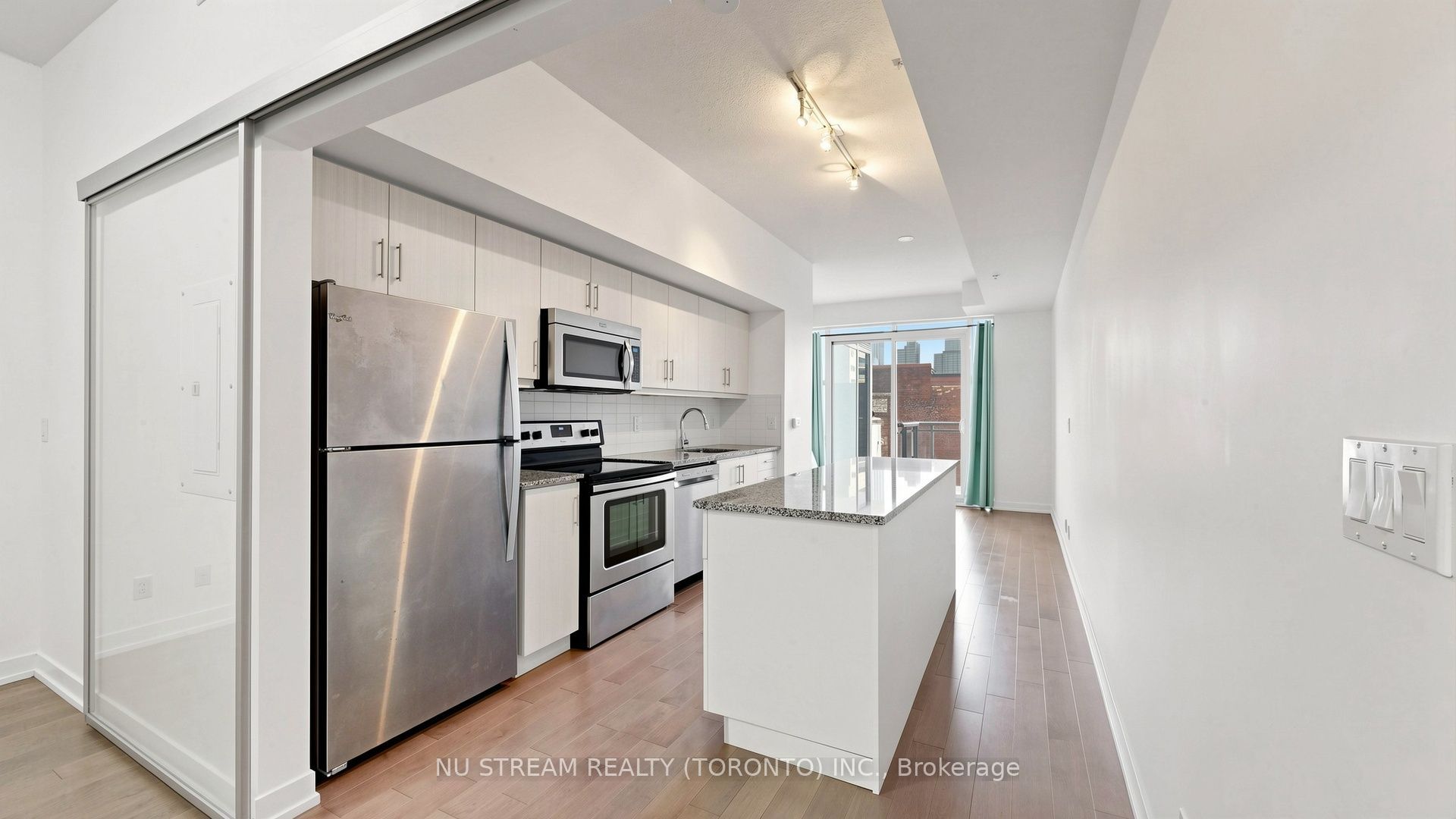 10 Willison Square 708, Toronto, ON M5T 0A8 photo 4
