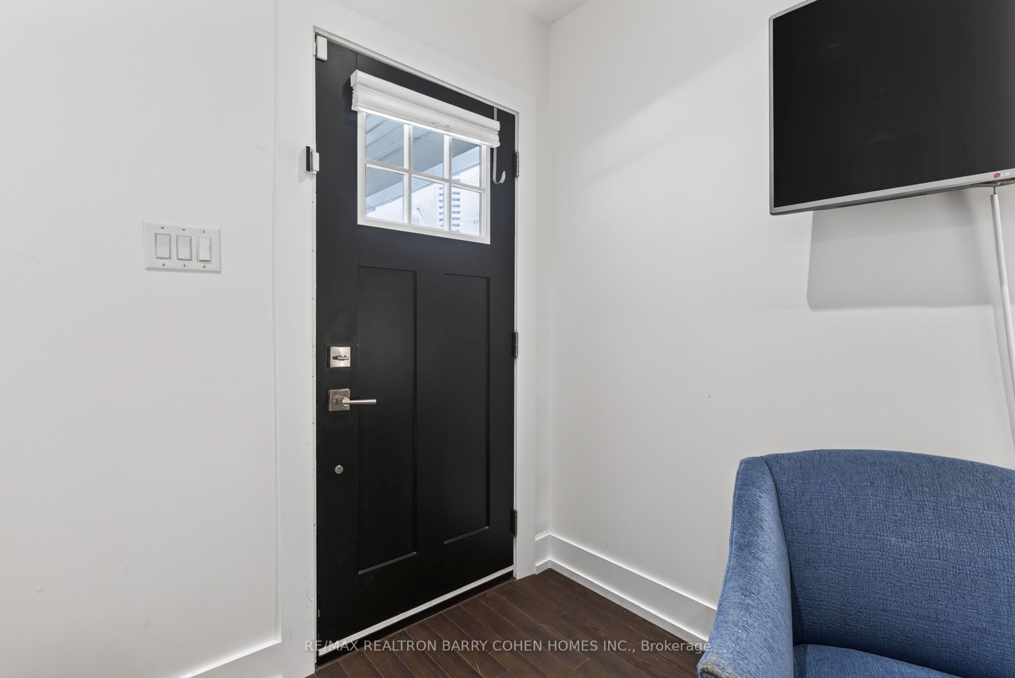 43 Helena Avenue, Toronto, ON M6G 2H3 photo 4