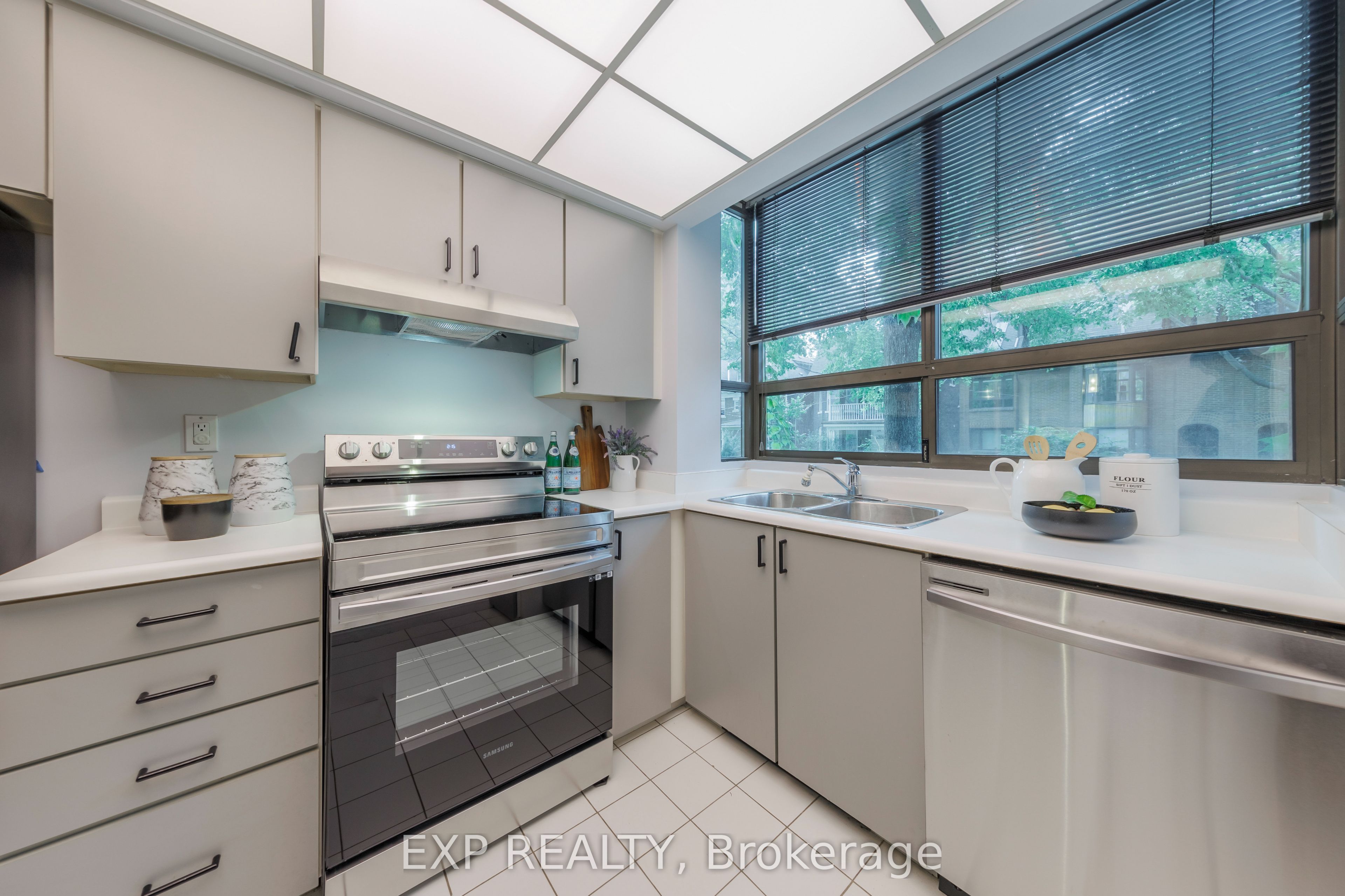 25 Dundonald Street, Toronto, ON M4Y 1K3 photo 4