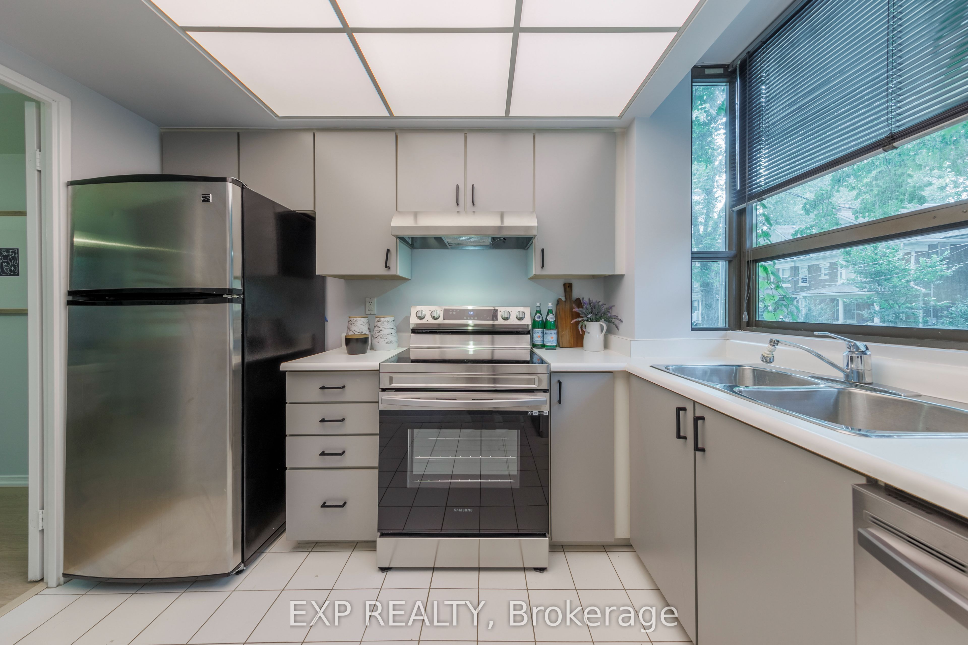 25 Dundonald Street, Toronto, ON M4Y 1K3 photo 5