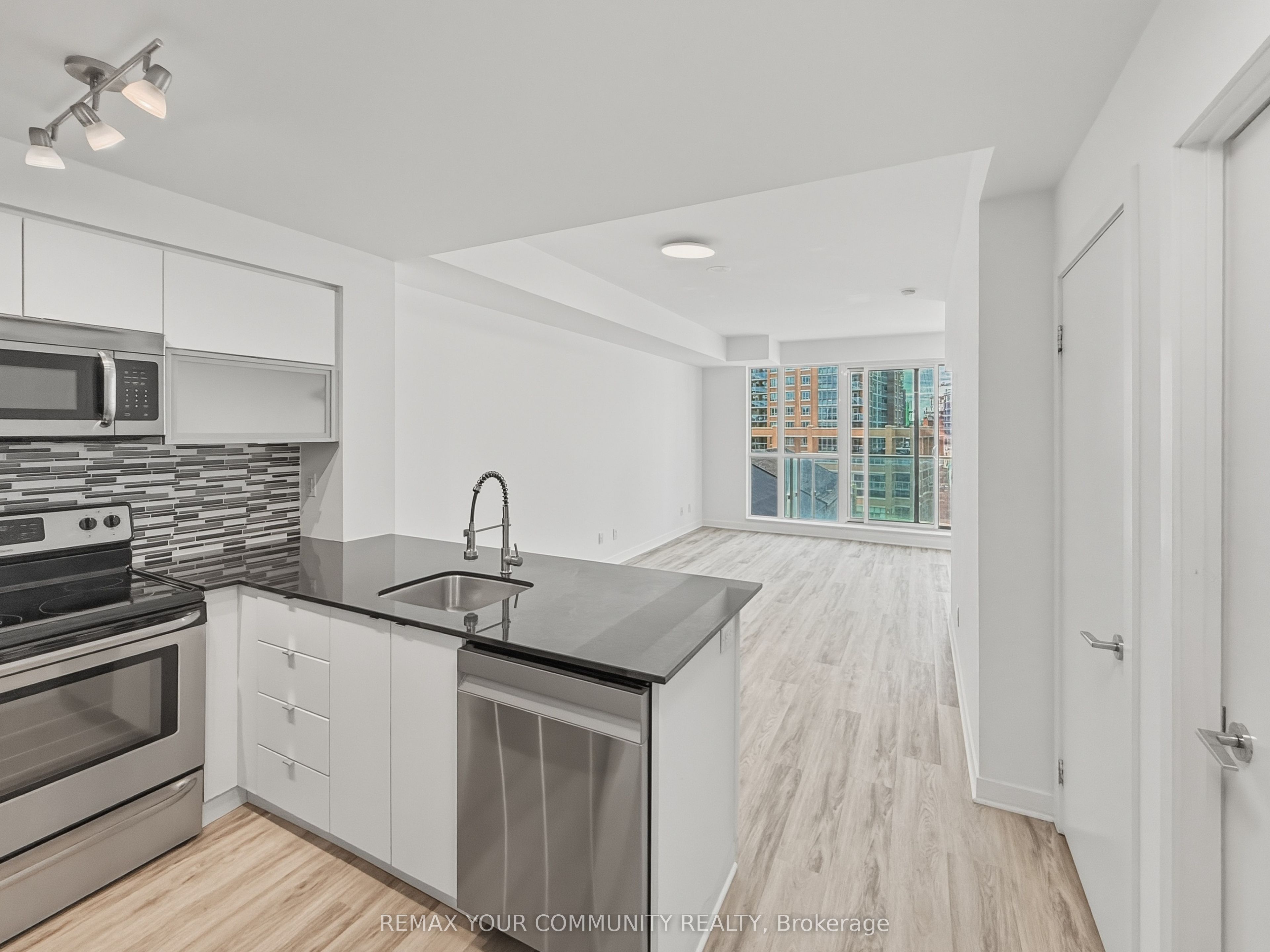 150 East Liberty Street 618, Toronto, ON M6K 3R5 photo 3