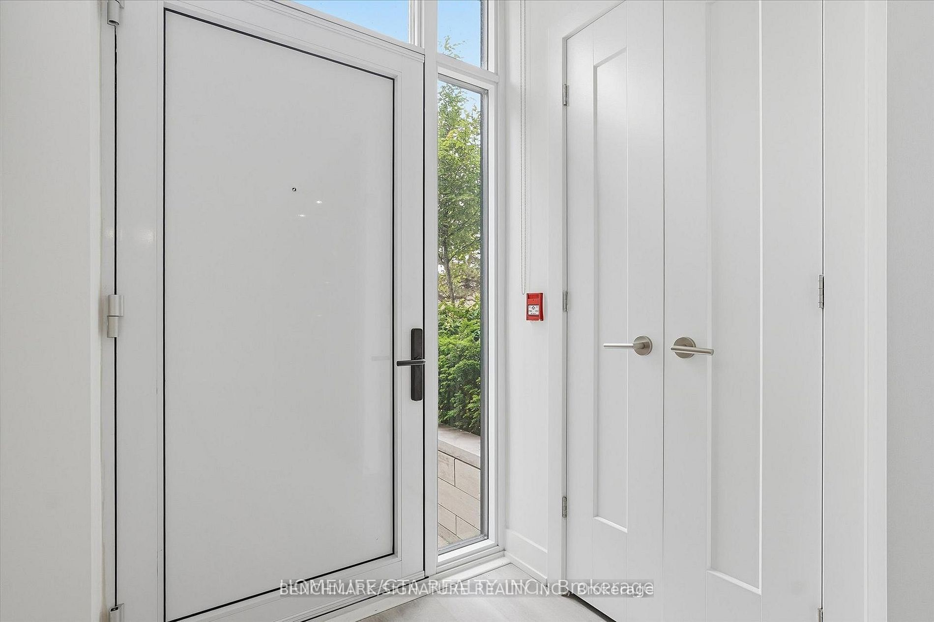30 Inn On The Park Drive 206, Toronto, ON M3C 0P7 photo 3