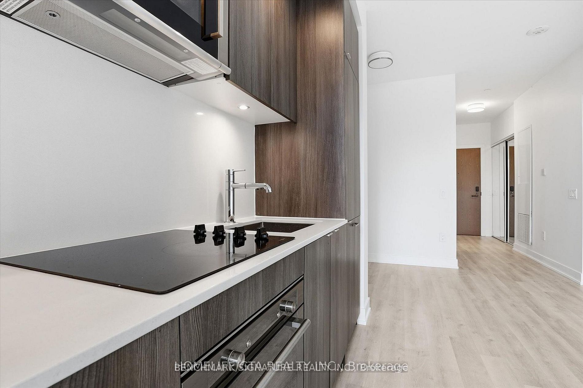 30 Inn On The Park Drive 206, Toronto, ON M3C 0P7 photo 4