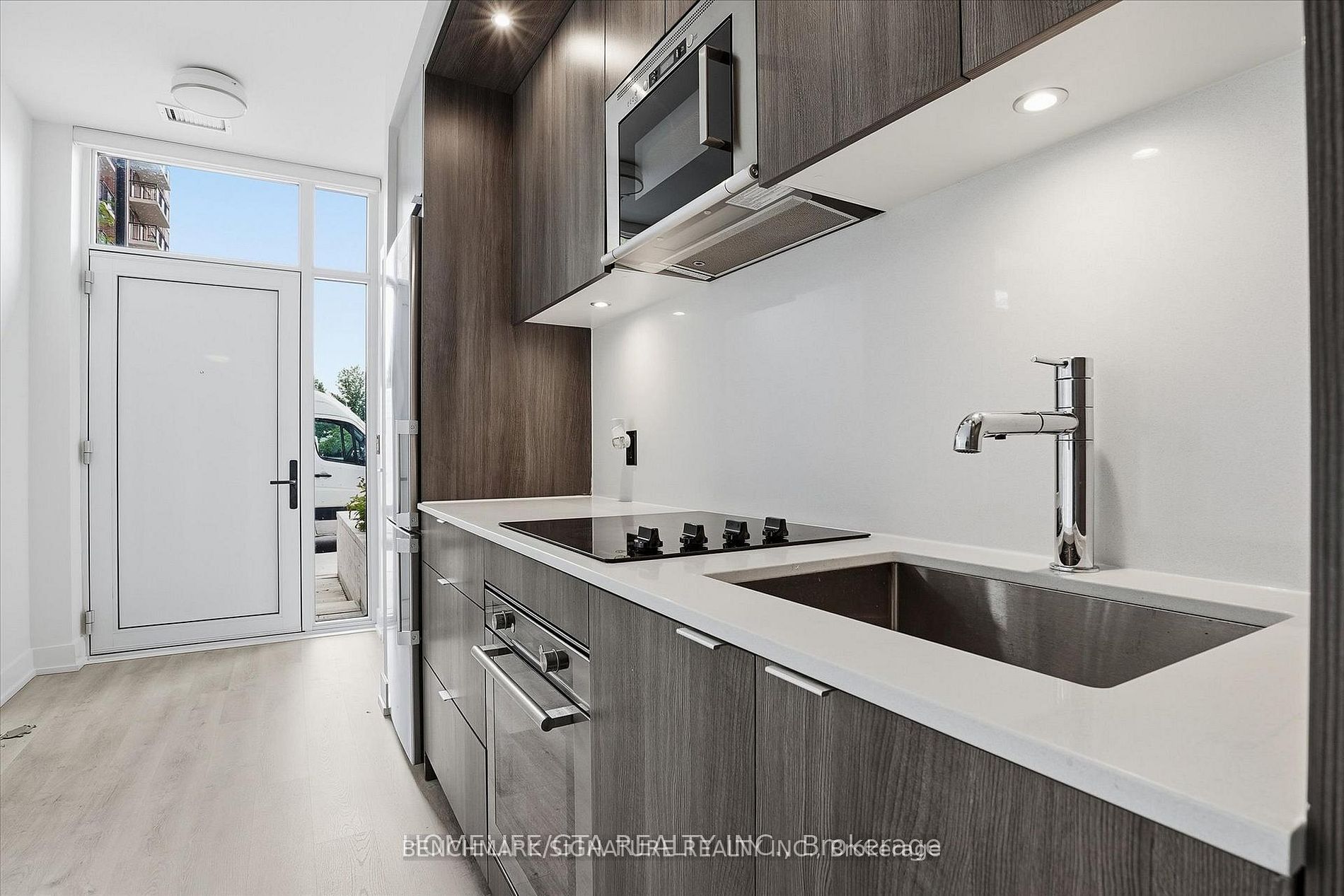 30 Inn On The Park Drive 206, Toronto, ON M3C 0P7 photo 5