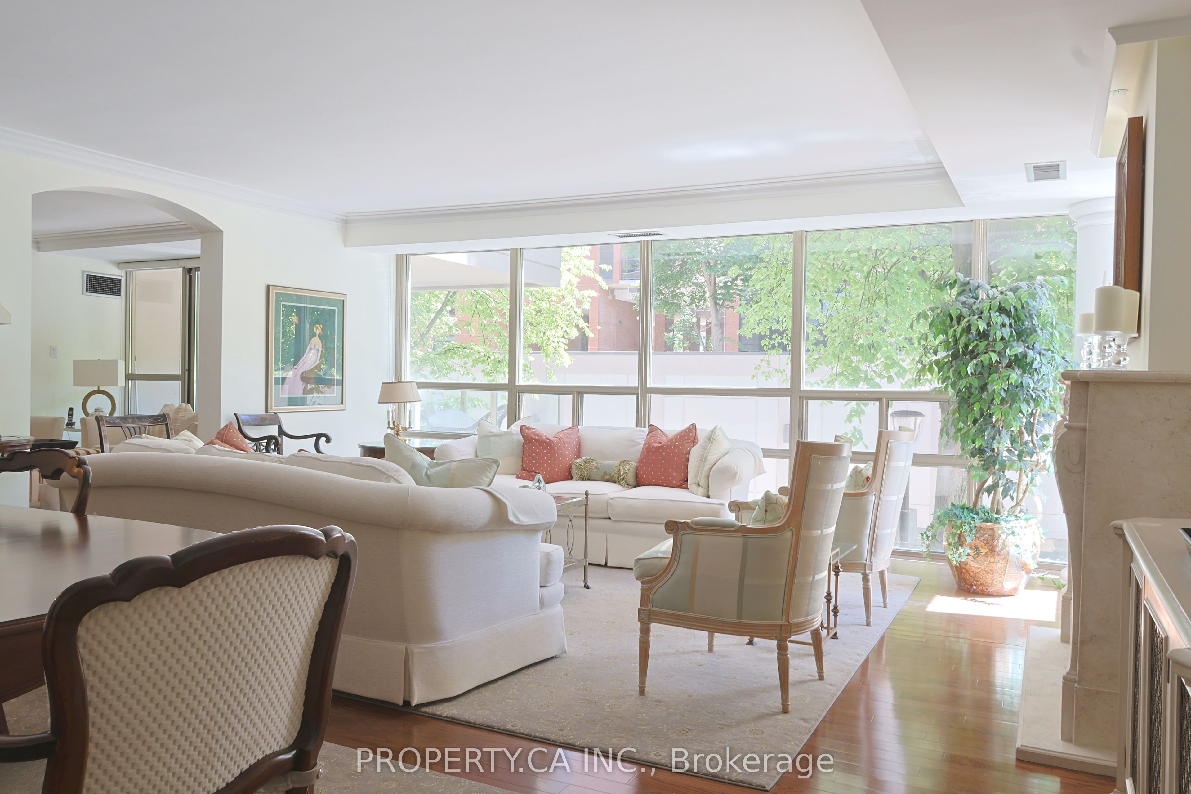 18 Lower Village Gate 203, Toronto, ON M5P 3M1 photo 4