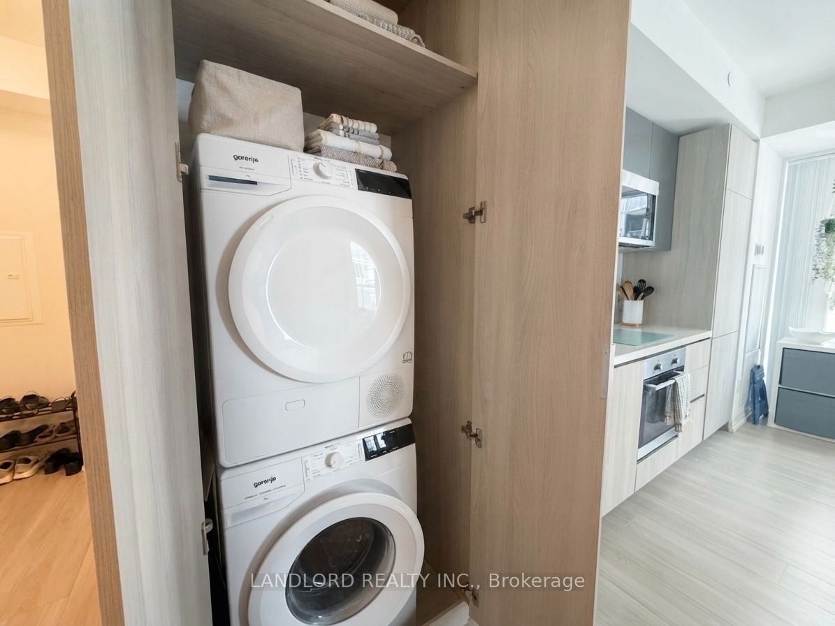 8 Widmer Street 2705, Toronto, ON M5V 0W6 photo 3
