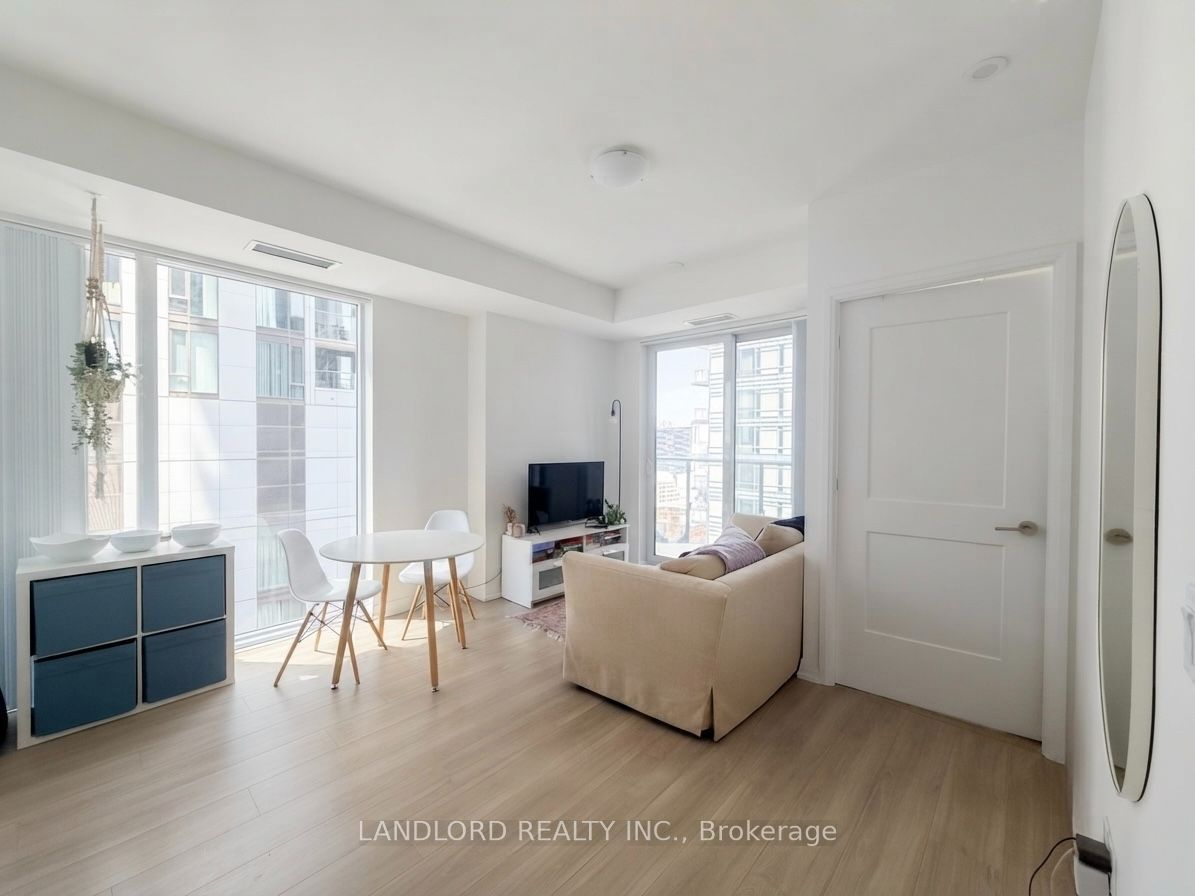 8 Widmer Street 2705, Toronto, ON M5V 0W6 photo 5