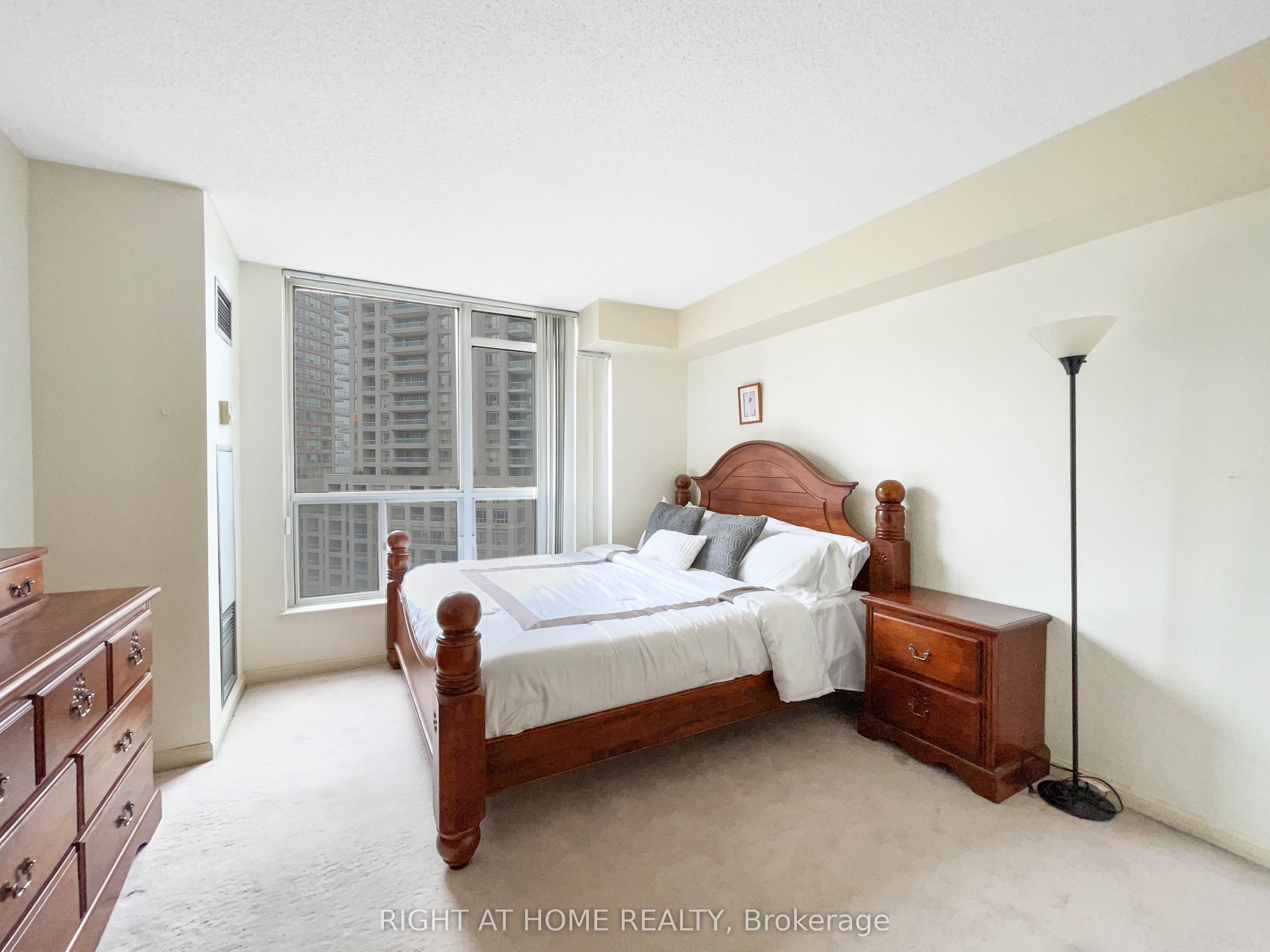 24 Wellesley Street W 1113, Toronto, ON M4Y 2X6 photo 4