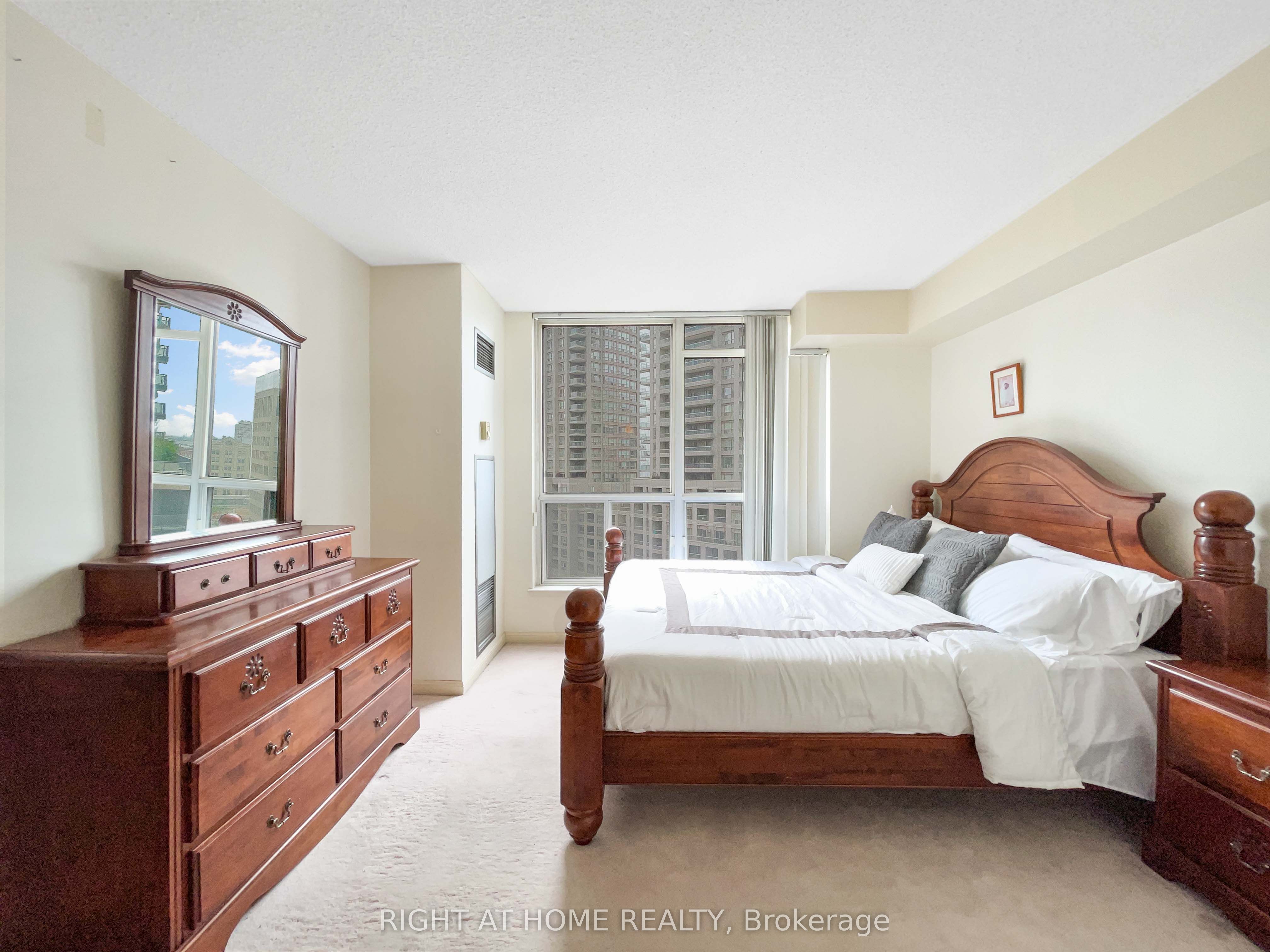24 Wellesley Street W 1113, Toronto, ON M4Y 2X6 photo 5
