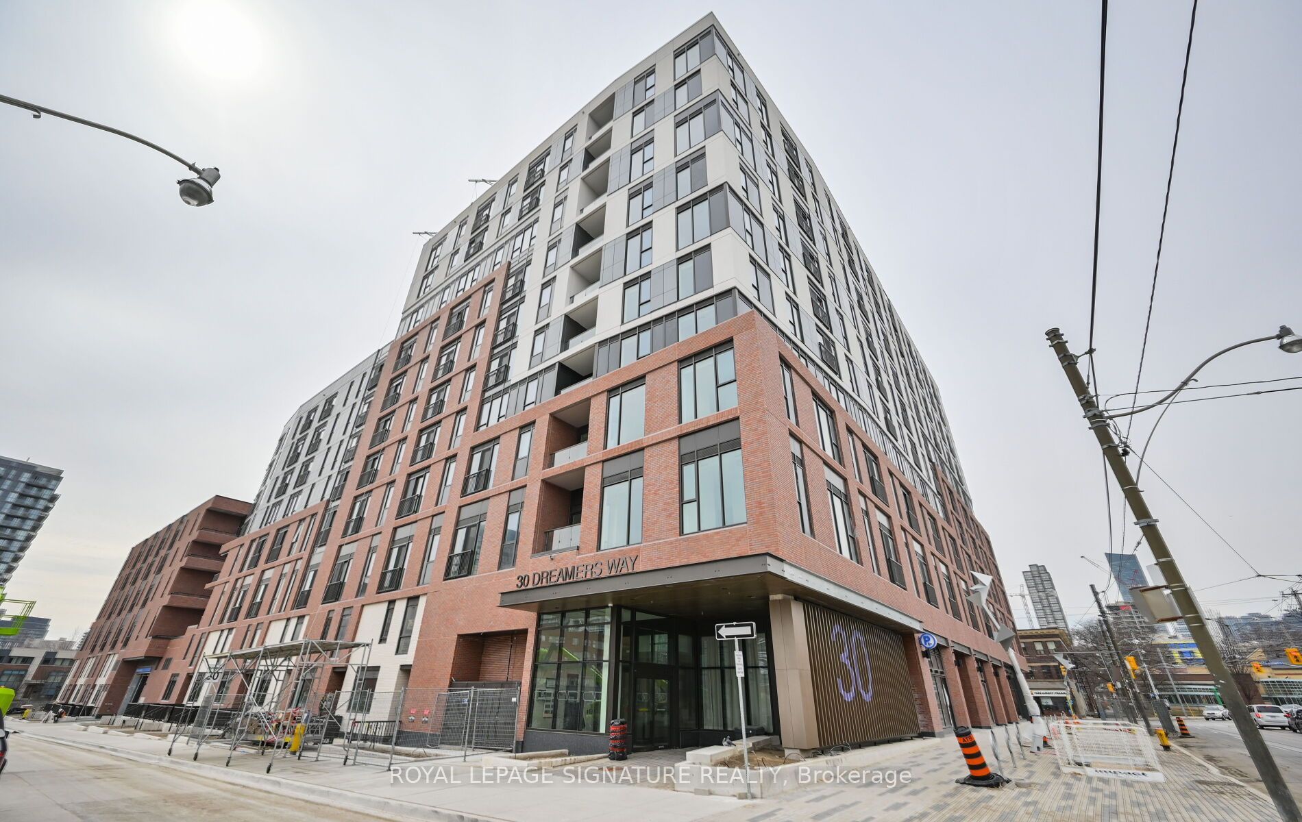 30 Dreamers Way 825, Toronto, ON M5A 0Y7 photo 2