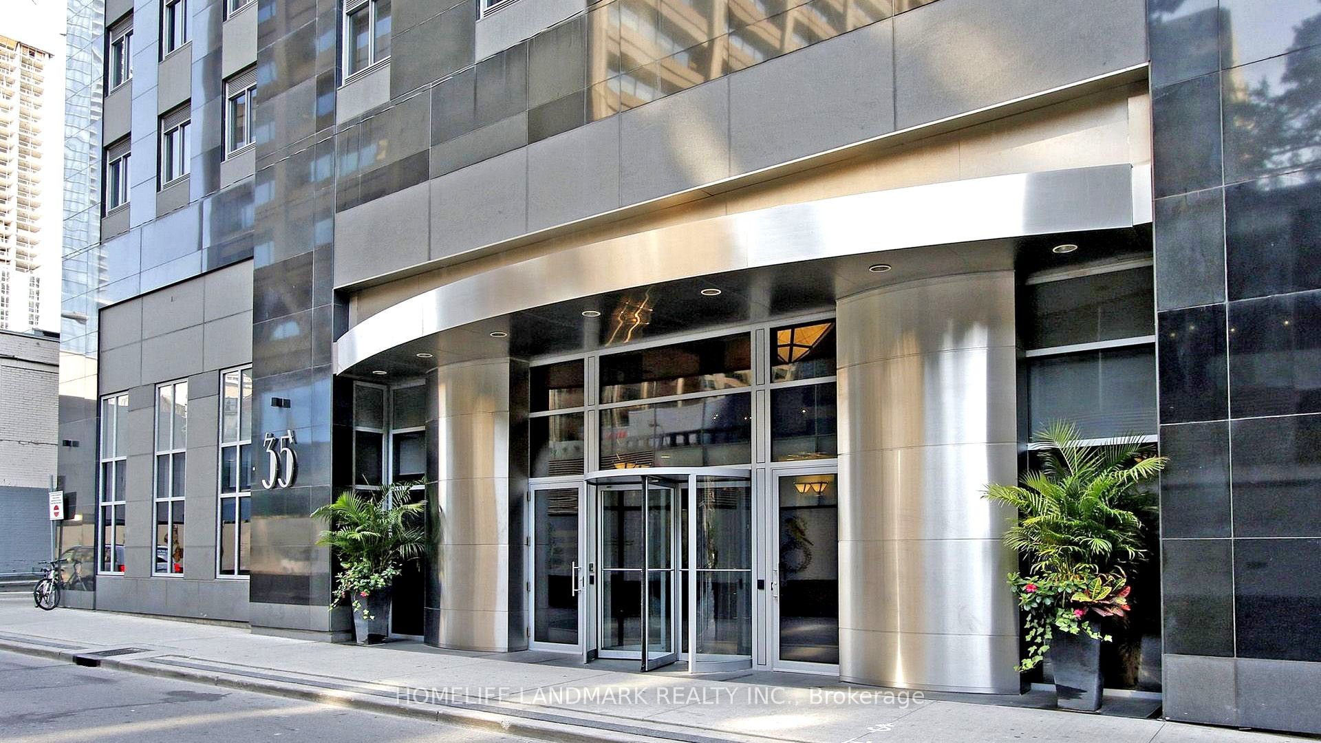 35 Balmuto Street 2103, Toronto, ON M4Y 0A3 photo 3