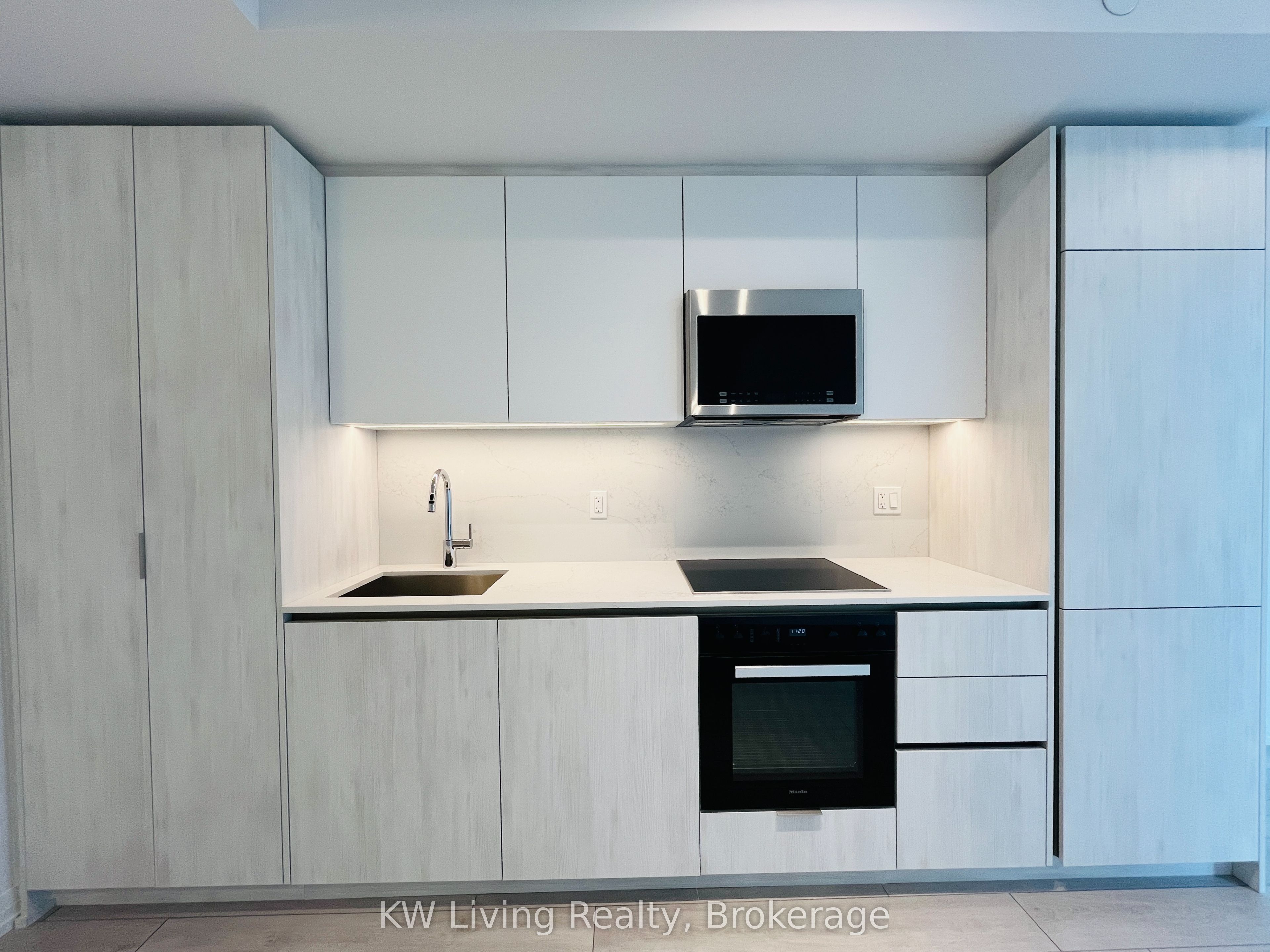 400 King Street W 1626, Toronto, ON M5V 0X8 photo 3