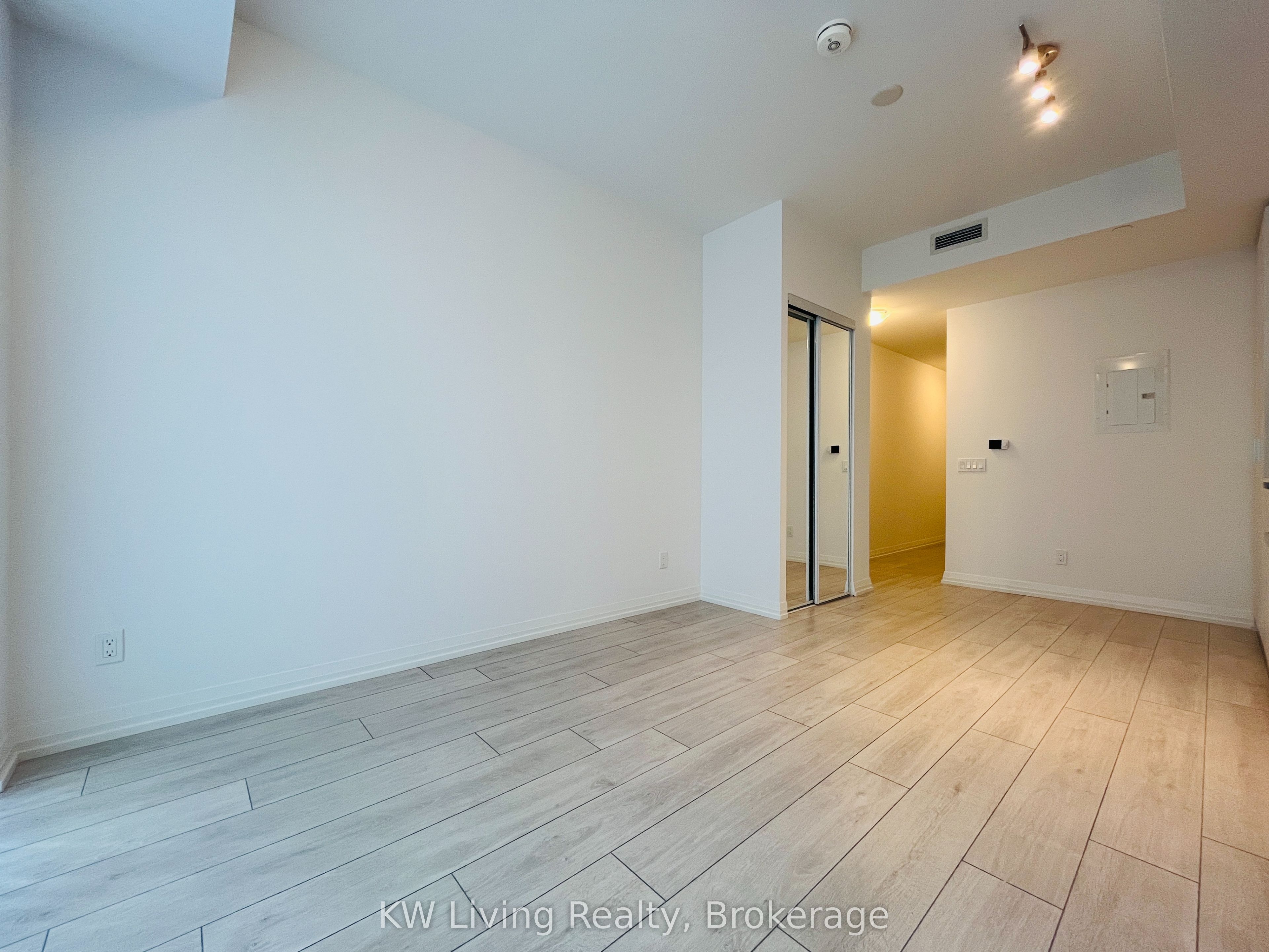 400 King Street W 1626, Toronto, ON M5V 0X8 photo 5