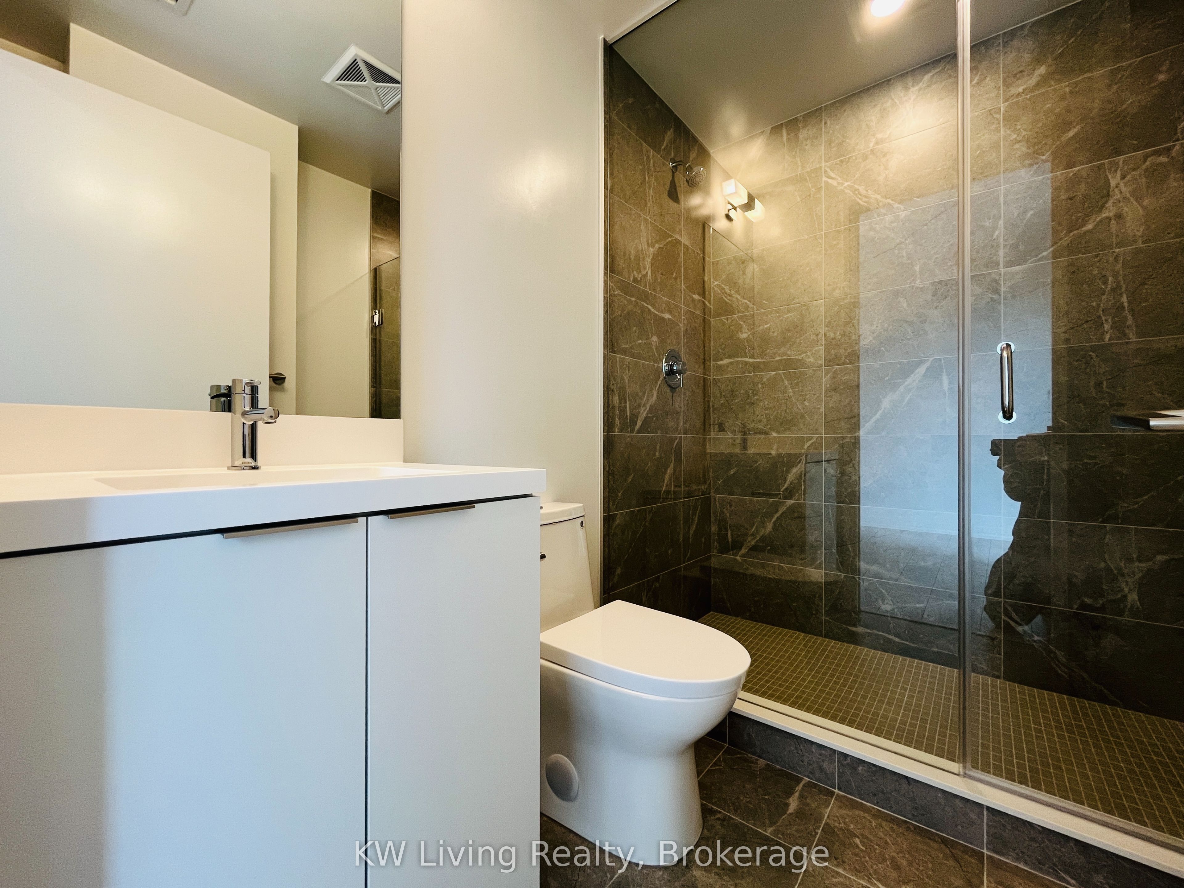 400 King Street W 1722, Toronto, ON M5V 0X8 photo 3