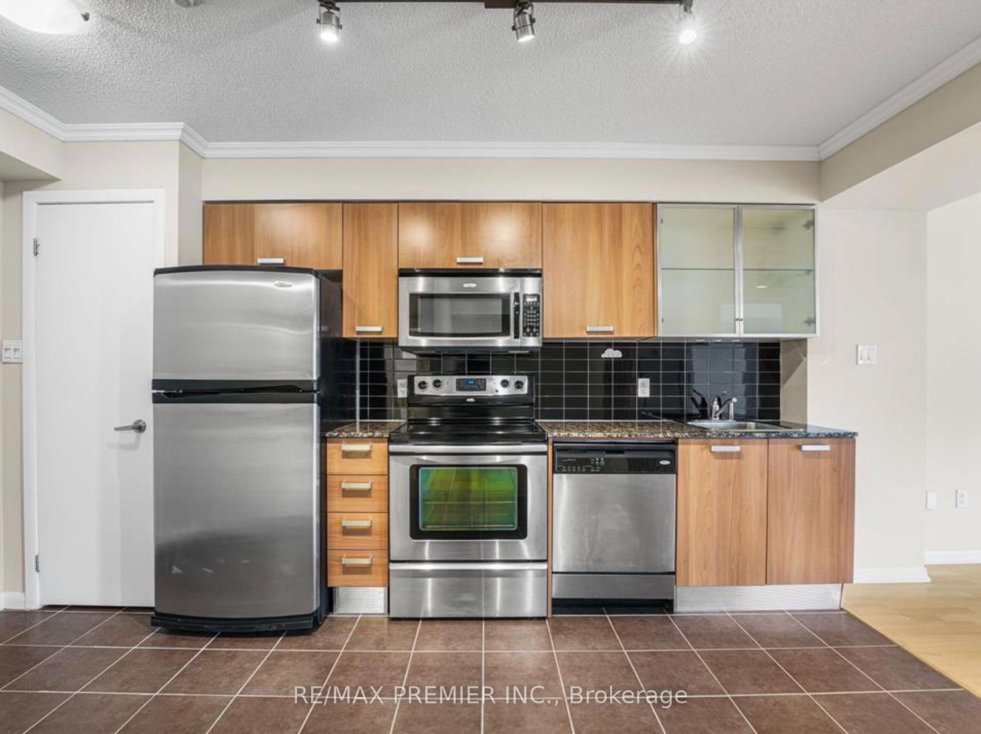 37 Grosvenor Street 610, Toronto, ON M4Y 3G5 photo 3