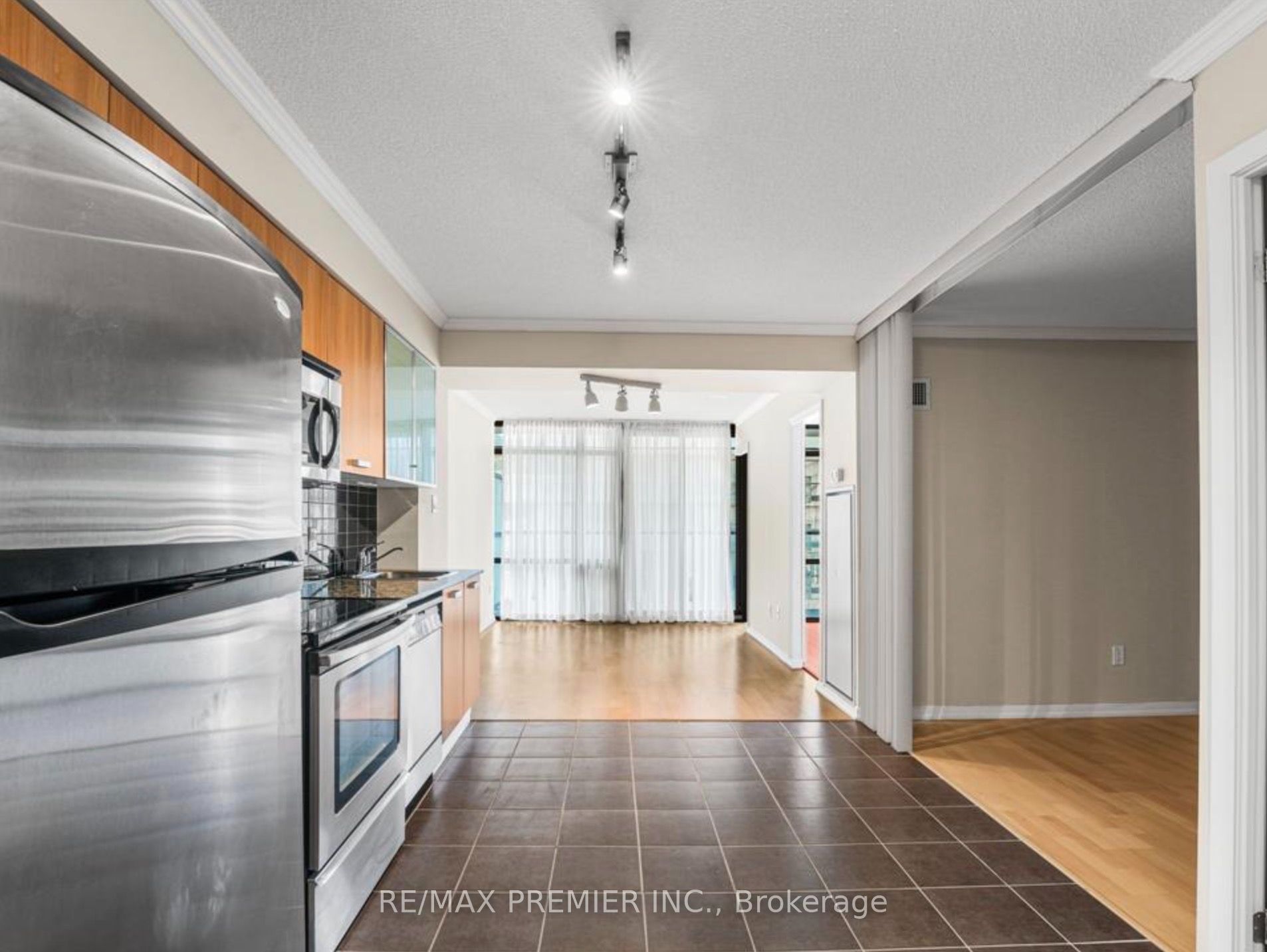 37 Grosvenor Street 610, Toronto, ON M4Y 3G5 photo 4