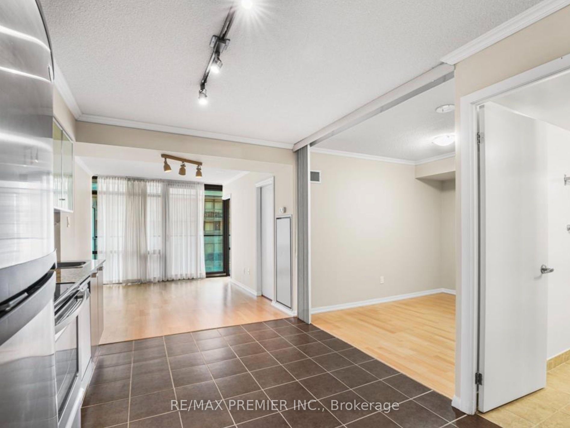 37 Grosvenor Street 610, Toronto, ON M4Y 3G5 photo 5