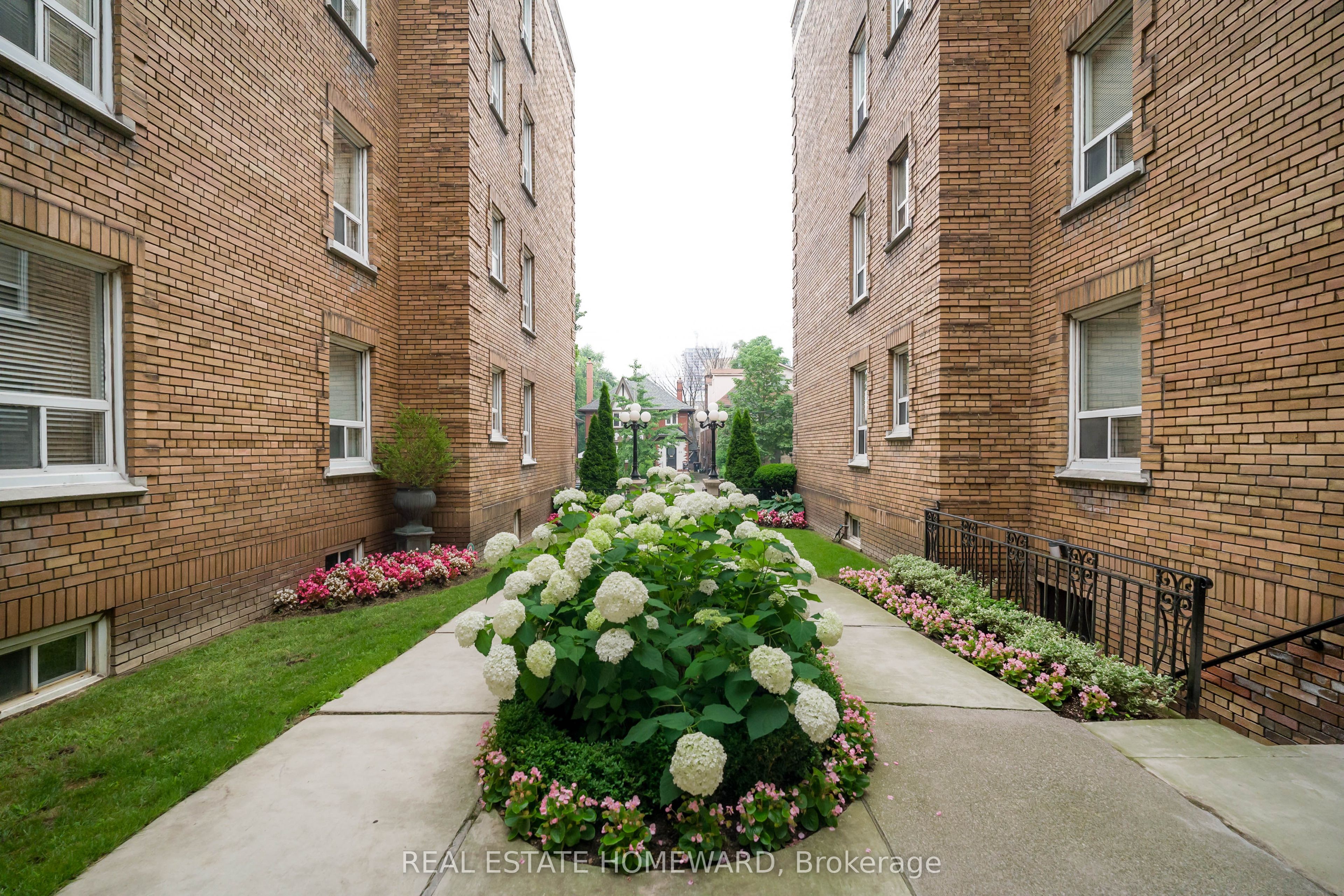 100 Oriole Parkway 206, Toronto, ON M5P 2G8 photo 3