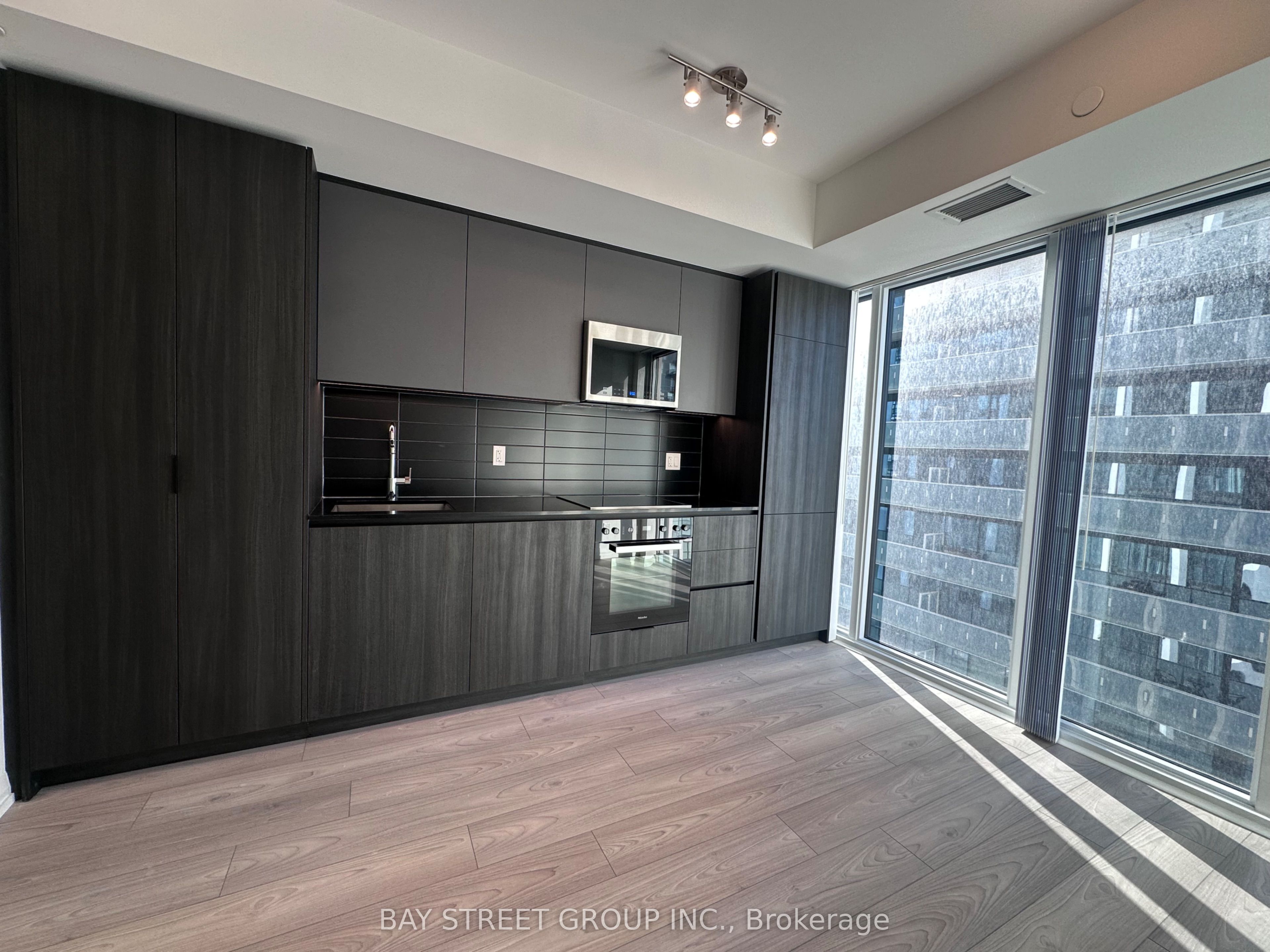 400 King Street W 1902, Toronto, ON M5V 1K2 photo 3