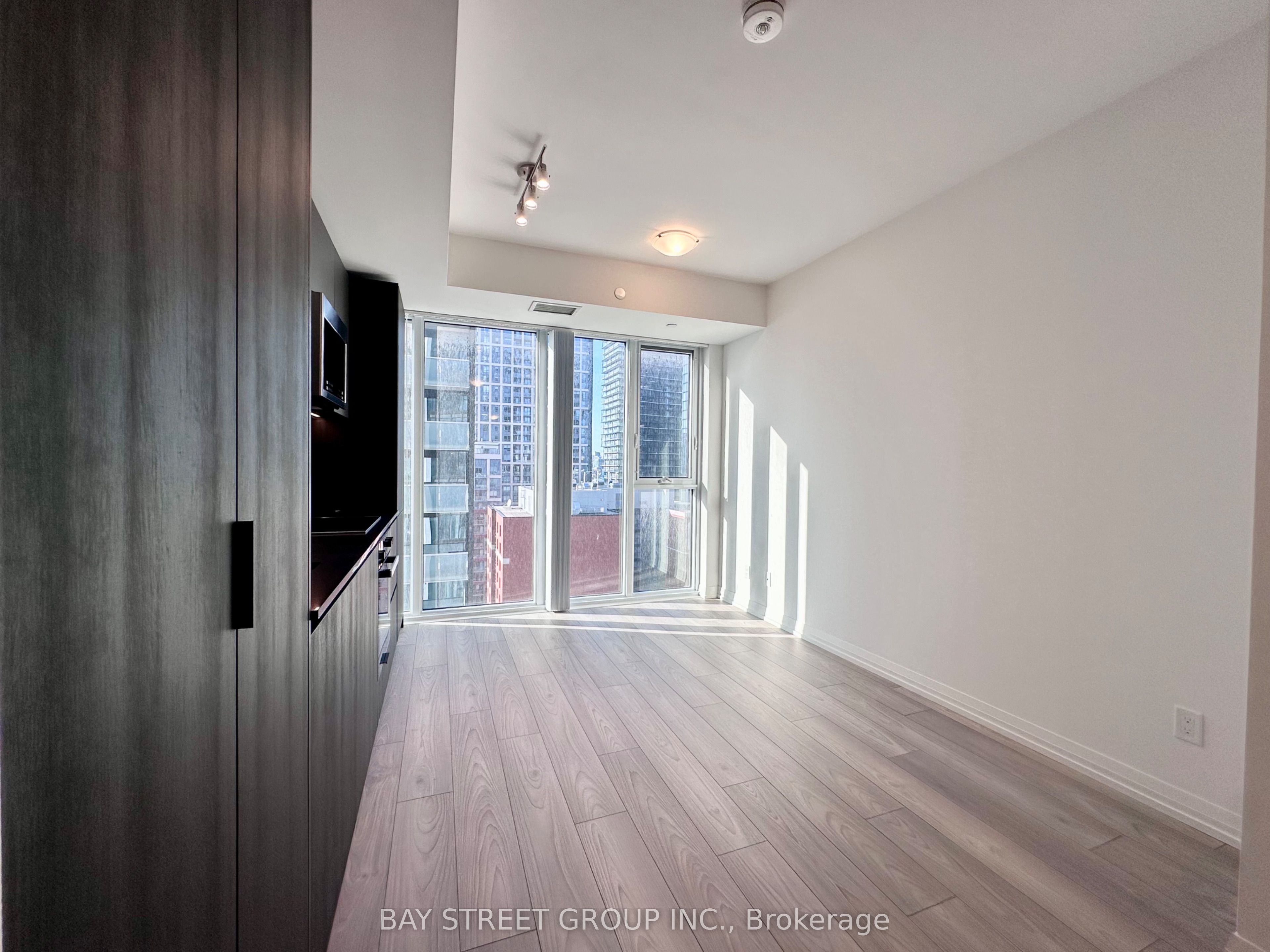 400 King Street W 1902, Toronto, ON M5V 1K2 photo 4