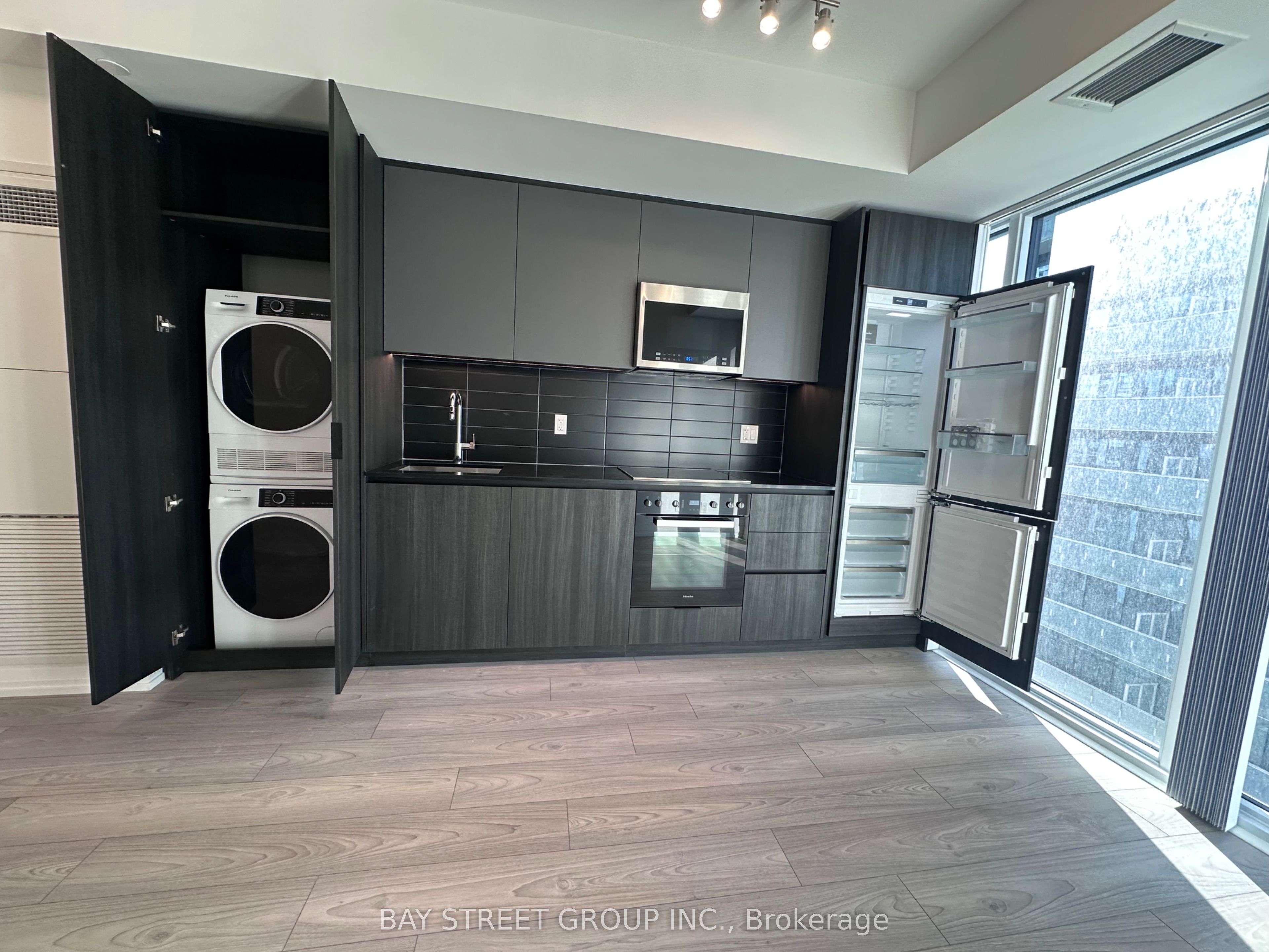 400 King Street W 1902, Toronto, ON M5V 1K2 photo 5