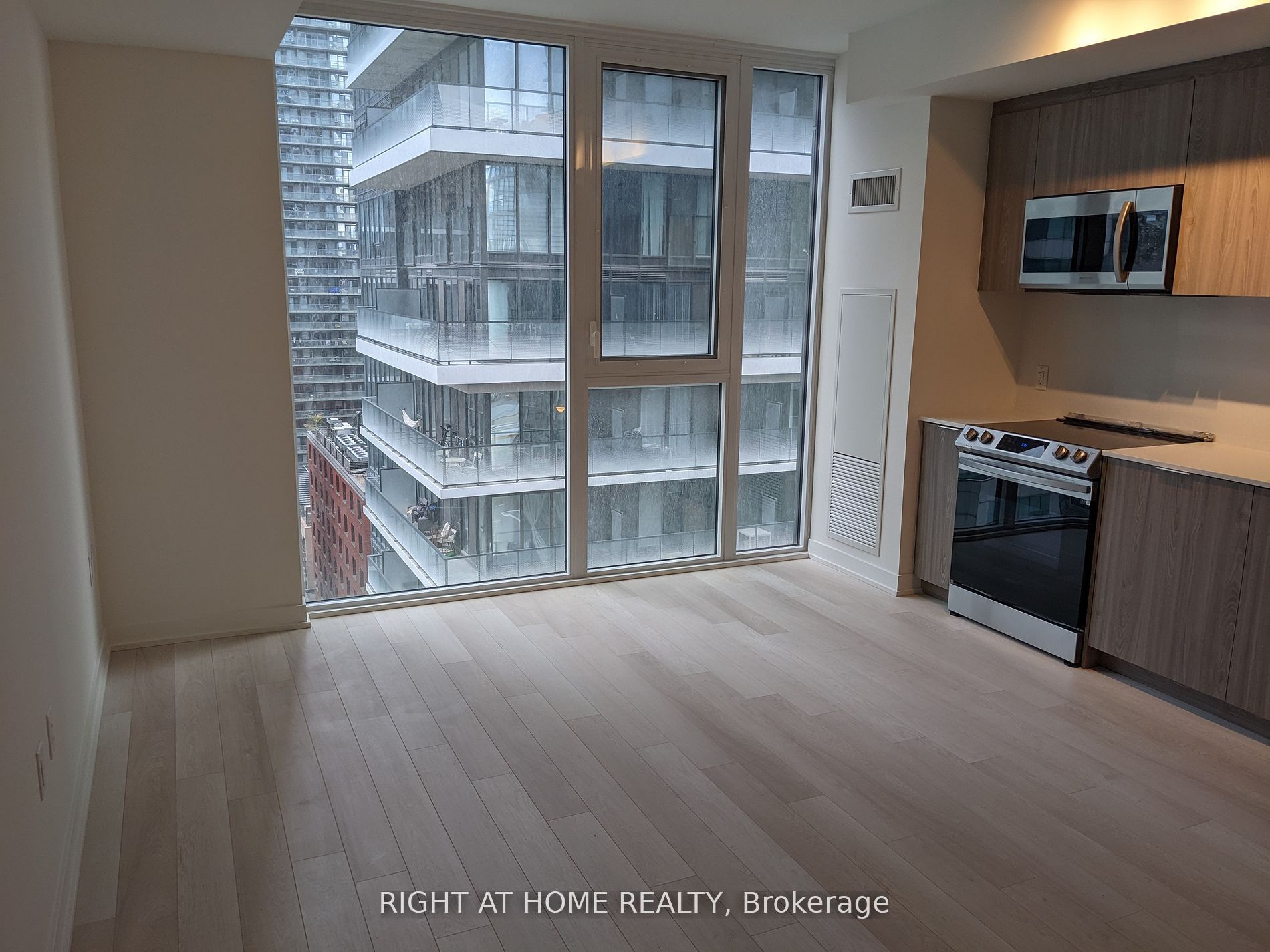 357 King Street W 1507, Toronto, ON M5V 0S7 photo 3