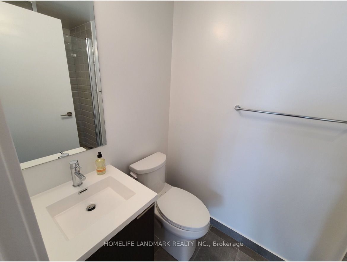 203 College Street 2004, Toronto, ON M5T 1P9 photo 2