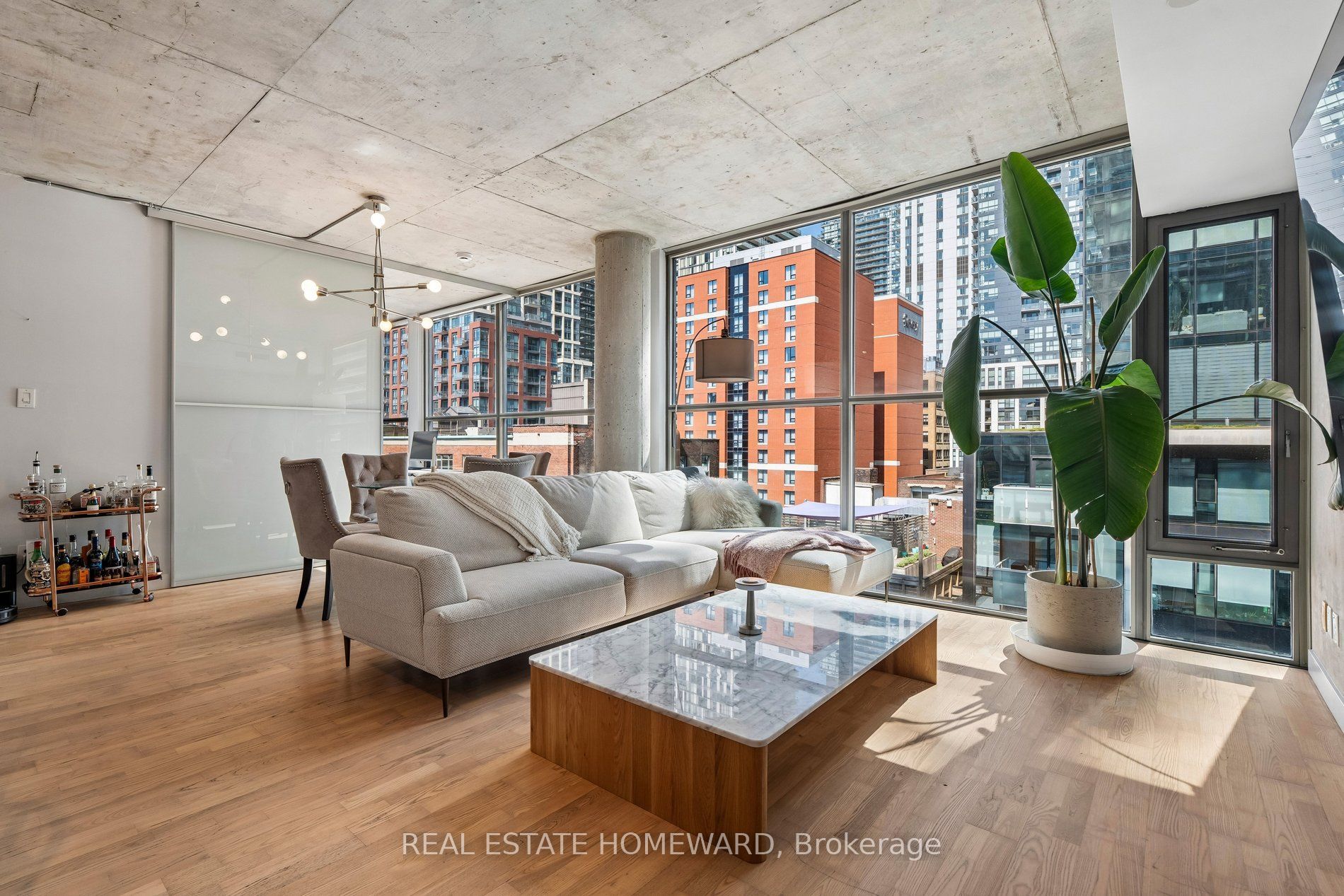 25 Oxley Street 807, Toronto, ON M5V 2J5