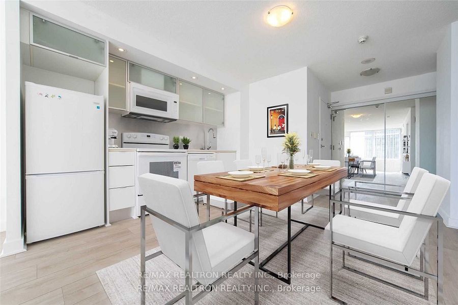 25 Telegram Mews 1508, Toronto, ON M5V 3Z1 photo 4