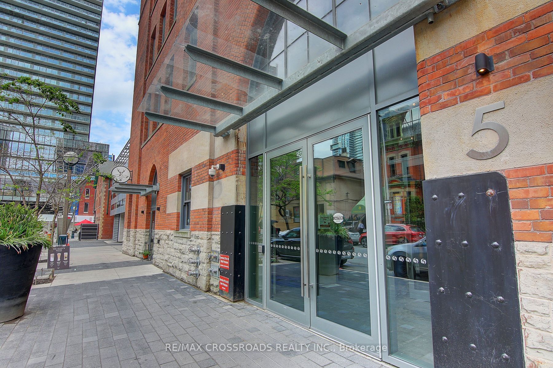 5 St Joseph Street 1604, Toronto, ON M4Y 1Z3 photo 2