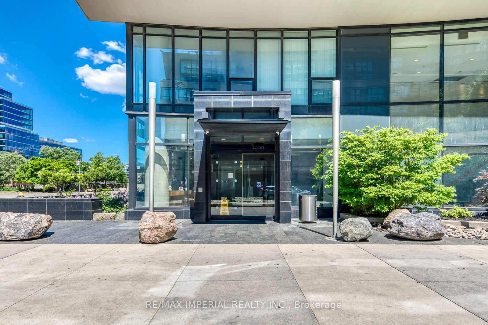 25 Capreol Court, Toronto, ON M5V 3Z4 photo 4