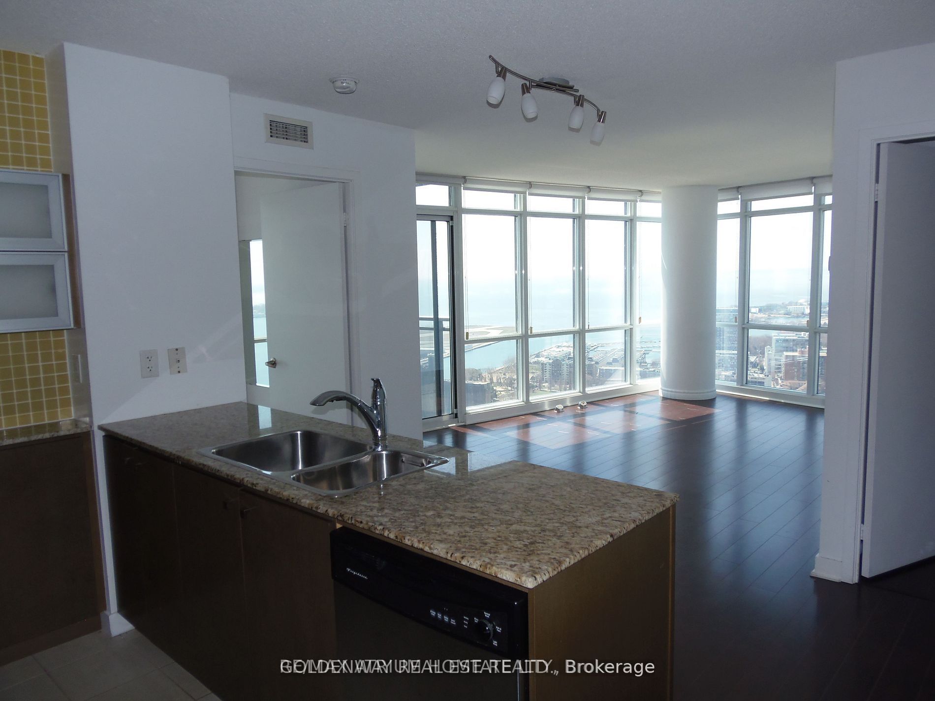 11 Brunel Court 5015, Toronto, ON M5V 3Y3