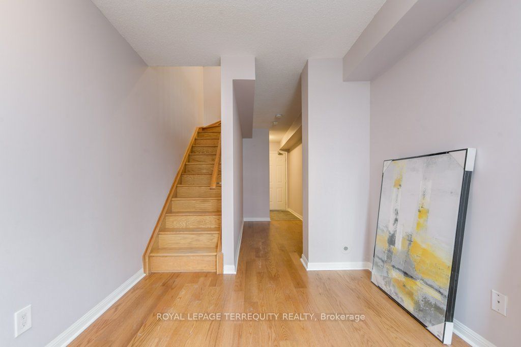 11 Crawford Street A, Toronto, ON M6K 3M3 photo 2