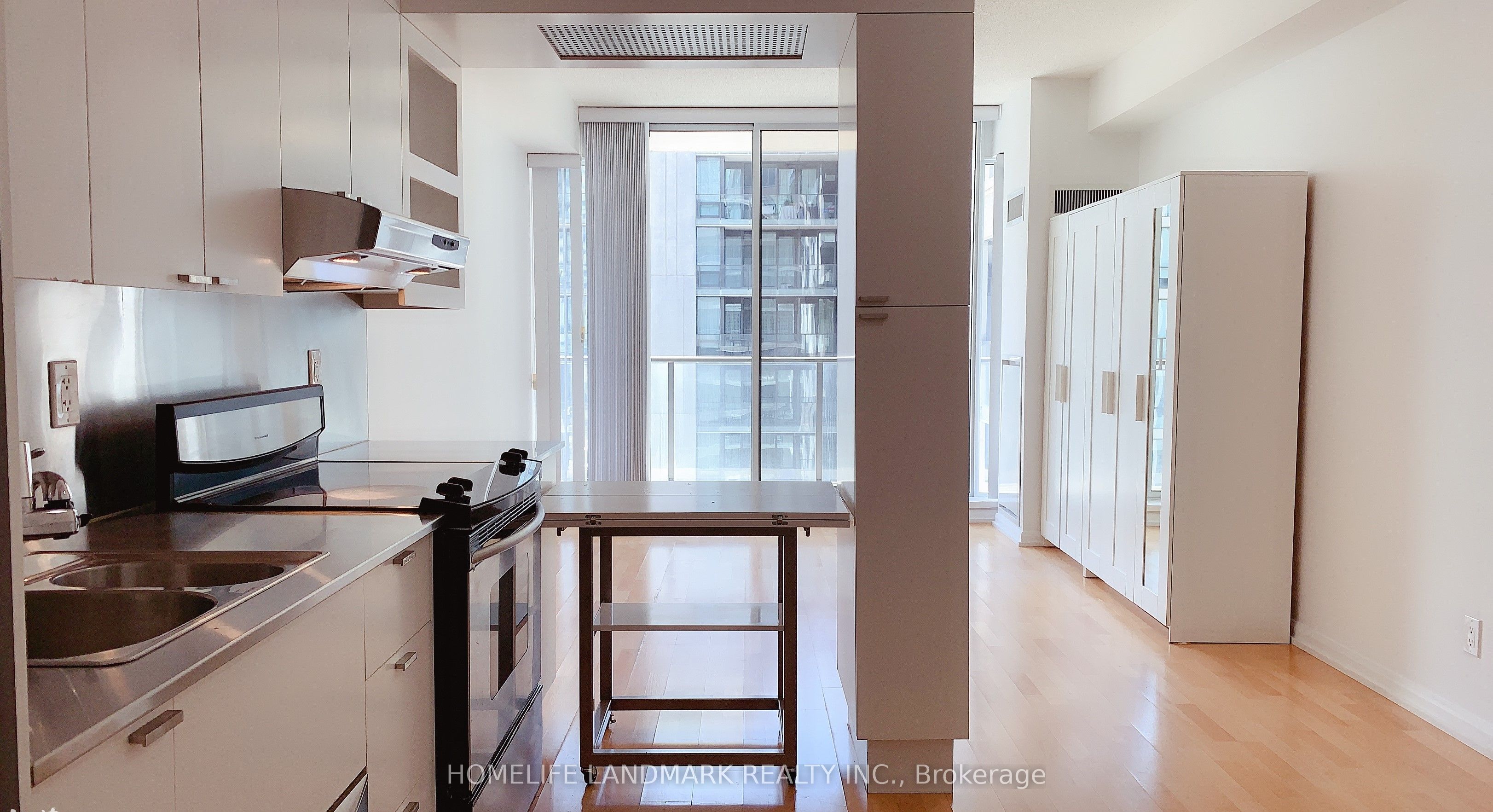 111 Elizabeth Street 1535, Toronto, ON M5G 1P7 photo 4