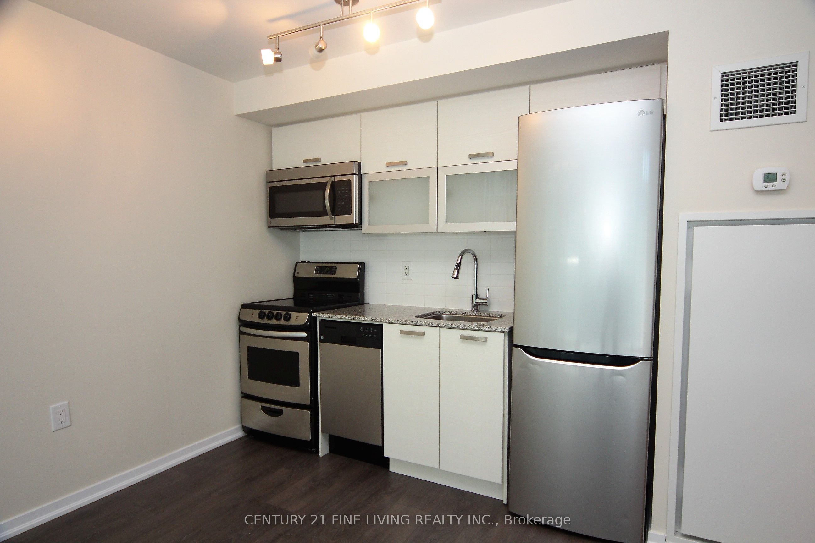 36 Lisgar Street 810, Toronto, ON M6J 3G2 photo 2