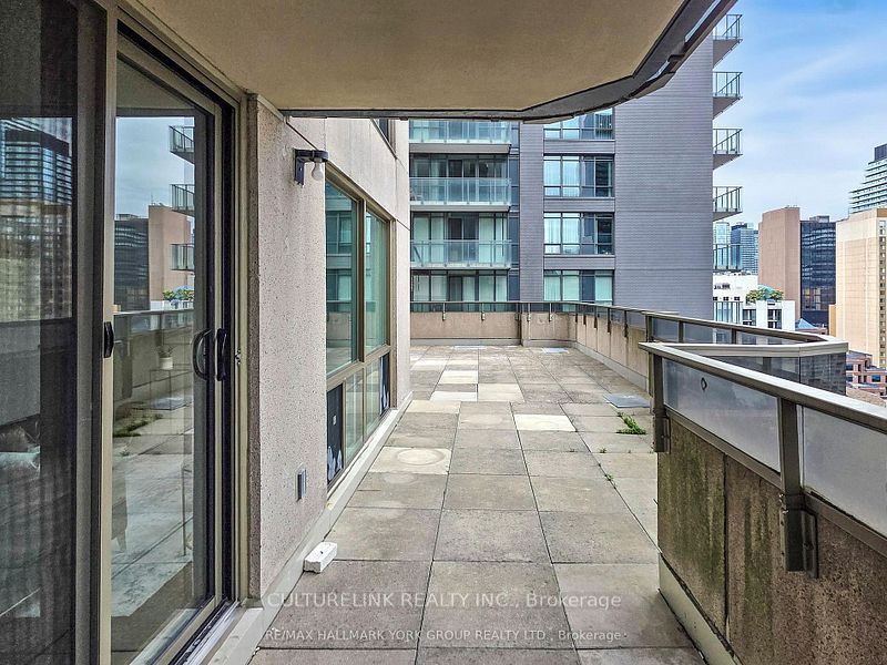 750 Bay Street 2307, Toronto, ON M5G 1N6 photo 2