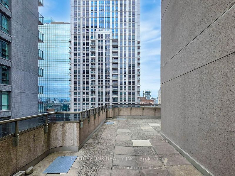 750 Bay Street 2307, Toronto, ON M5G 1N6 photo 3