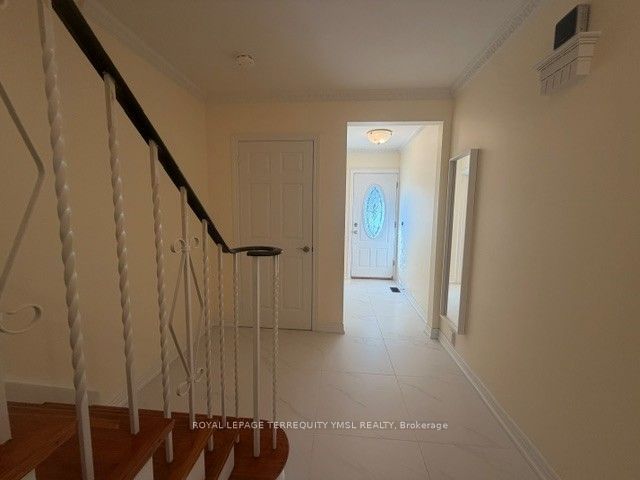 8 Farmstead Road, Toronto, ON M2L 2G2 photo 2