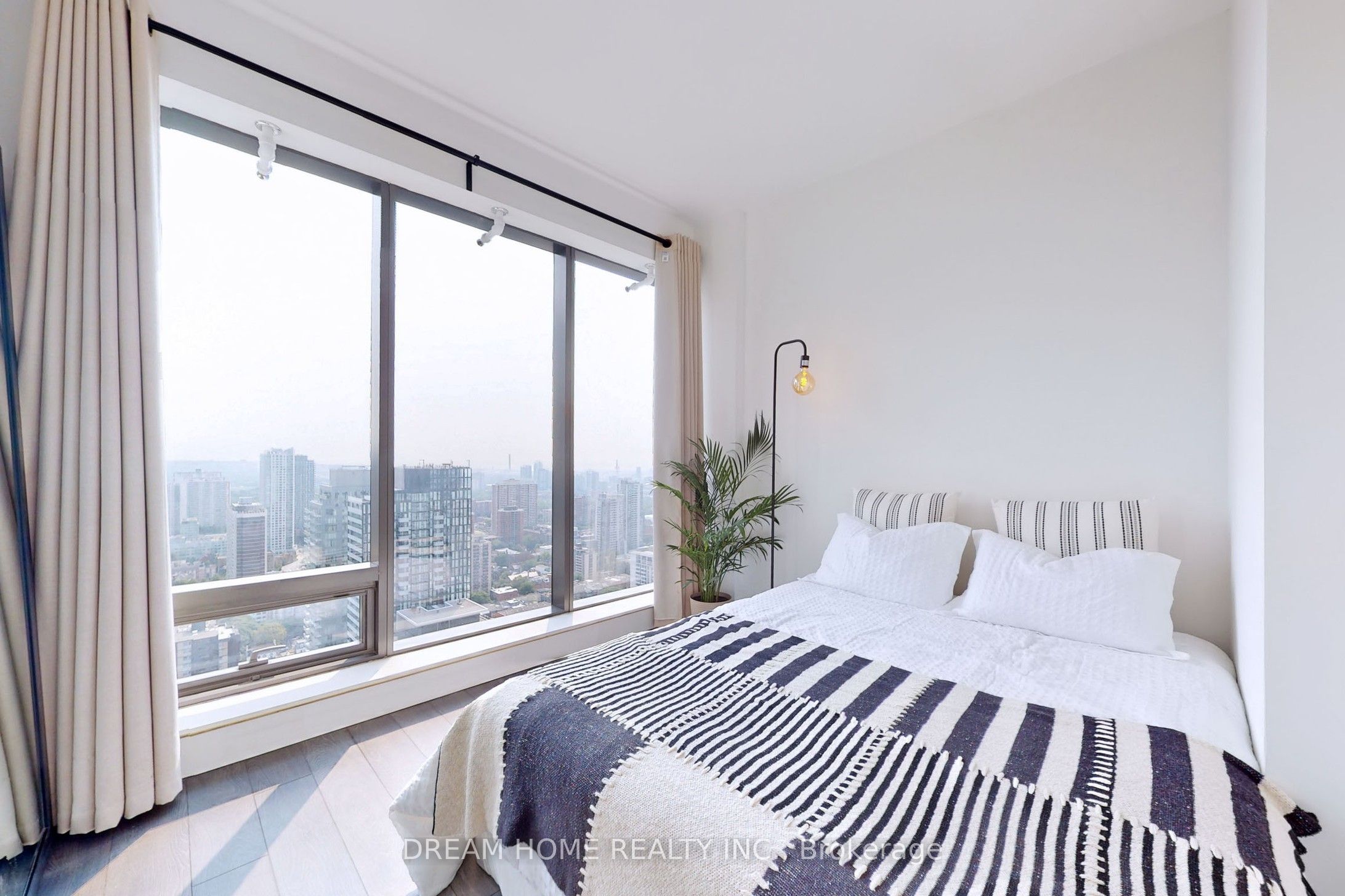 5 St Joseph Street 3801, Toronto, ON M4Y 0B6 photo 2
