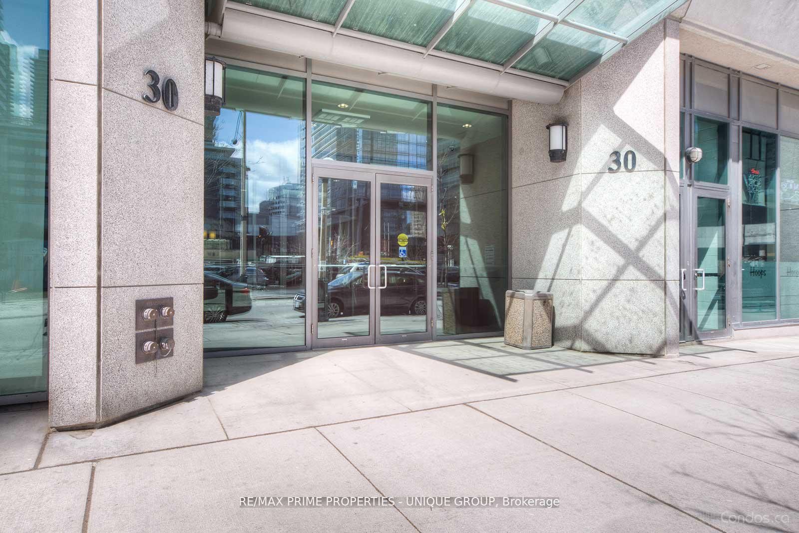 30 Grand Trunk Crescent 1906, Toronto, ON M5J 3A4 photo 2