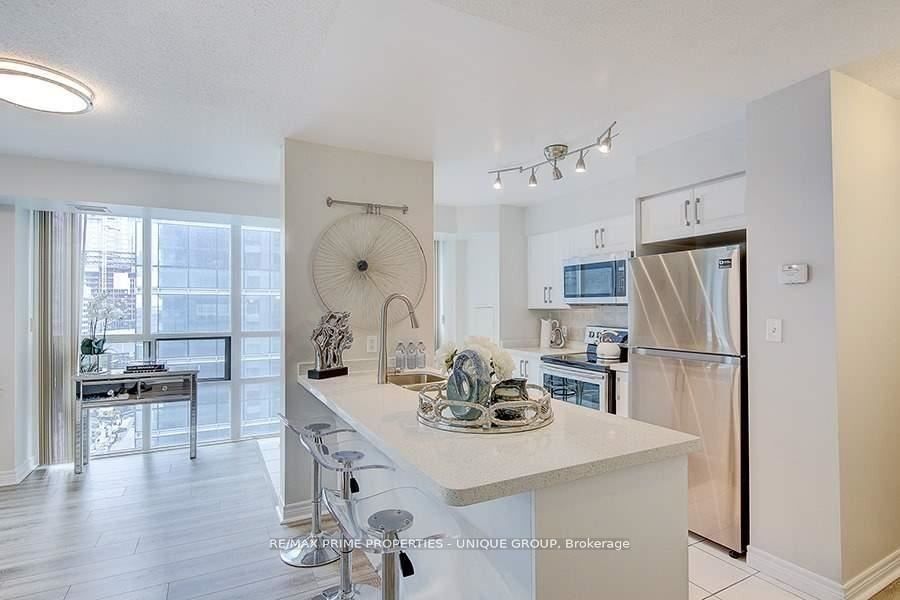 30 Grand Trunk Crescent 1906, Toronto, ON M5J 3A4 photo 3