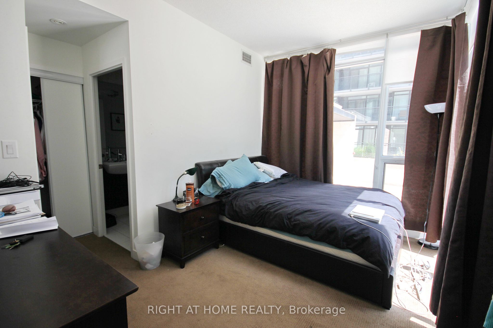 25 Capreol Court 310, Toronto, ON M5V 3Z7 photo 3
