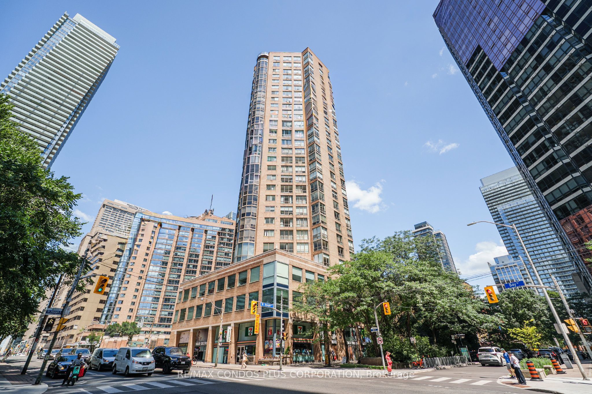 44 St Joseph Street 1811, Toronto, ON M4Y 2W4 photo 2