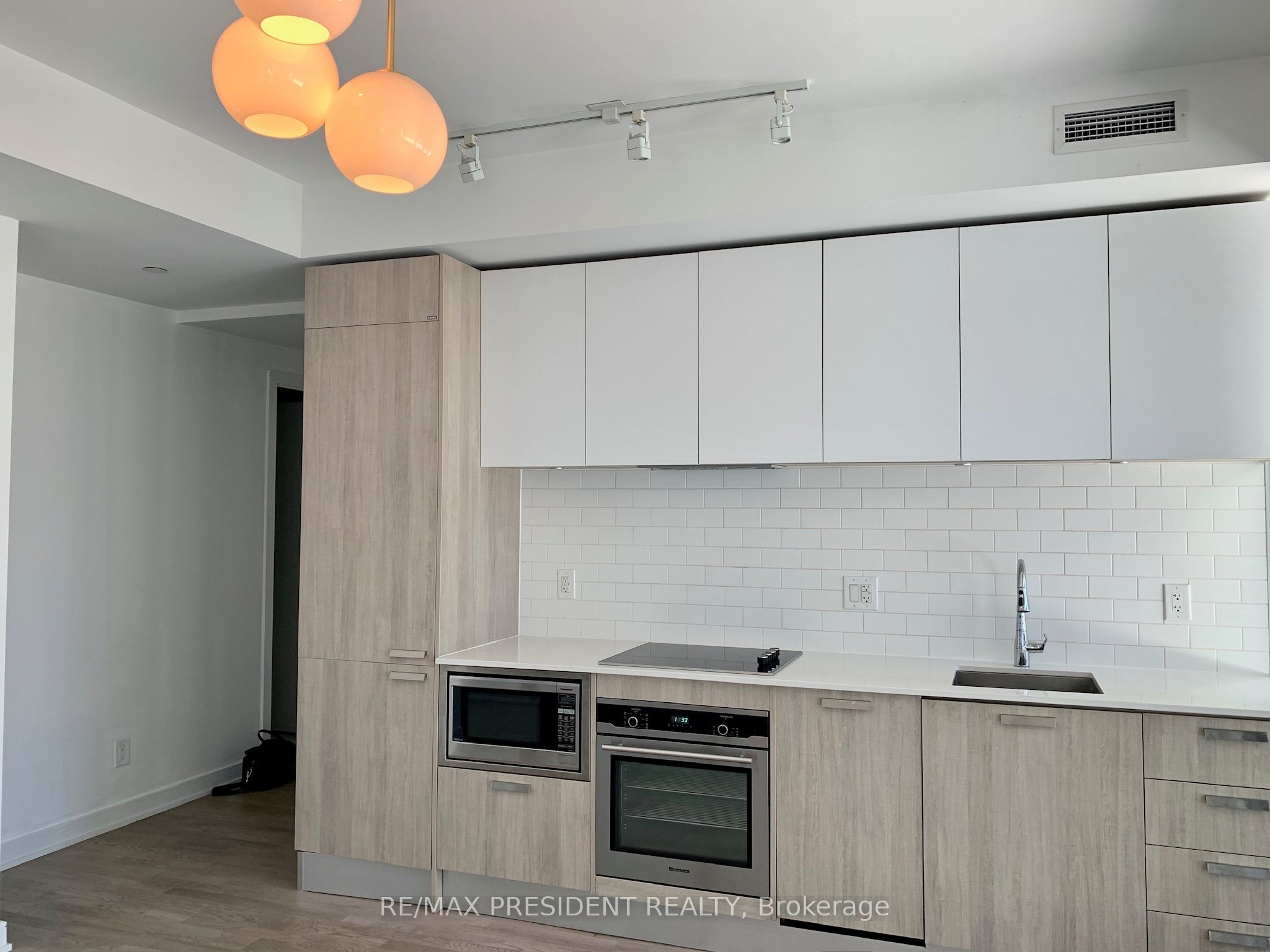 57 St Joseph Street 408, Toronto, ON M5S 0C5 photo 3