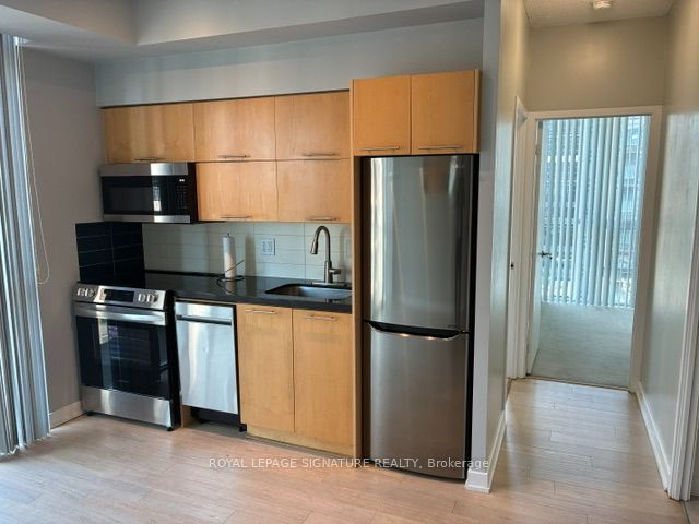 126 Simcoe Street 1307, Toronto, ON M5H 4E6 photo 4
