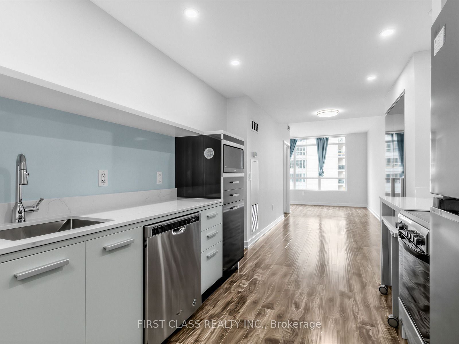38 Dan Leckie Way 715, Toronto, ON M5V 2V6 photo 3