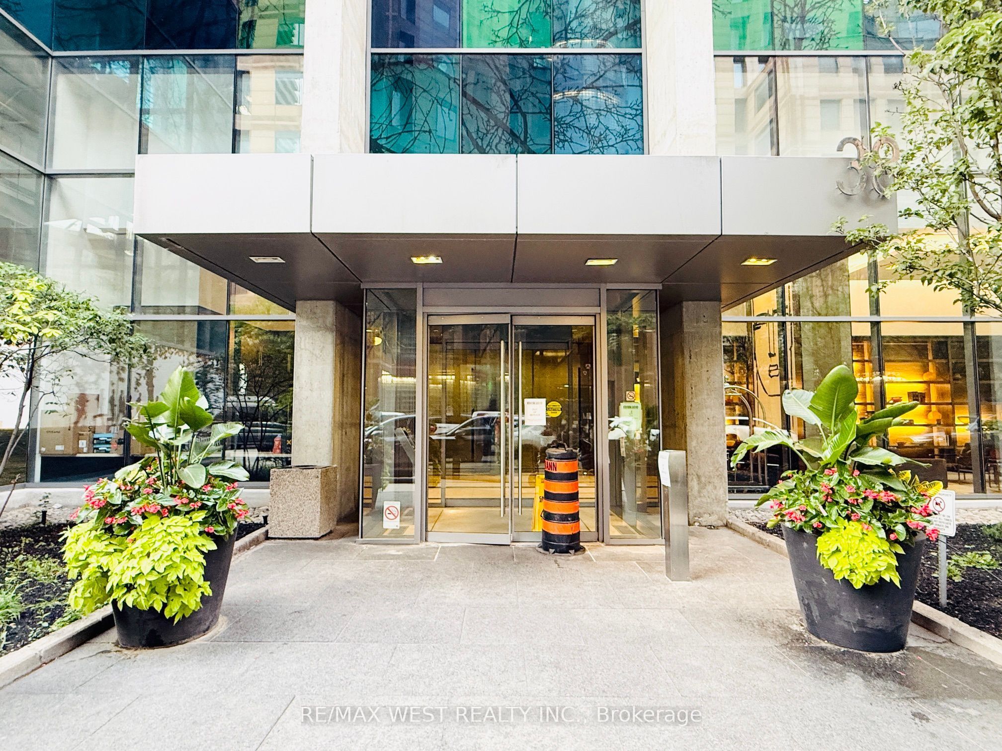 38 Grenville Street 1203, Toronto, ON M4Y 1A9 photo 2